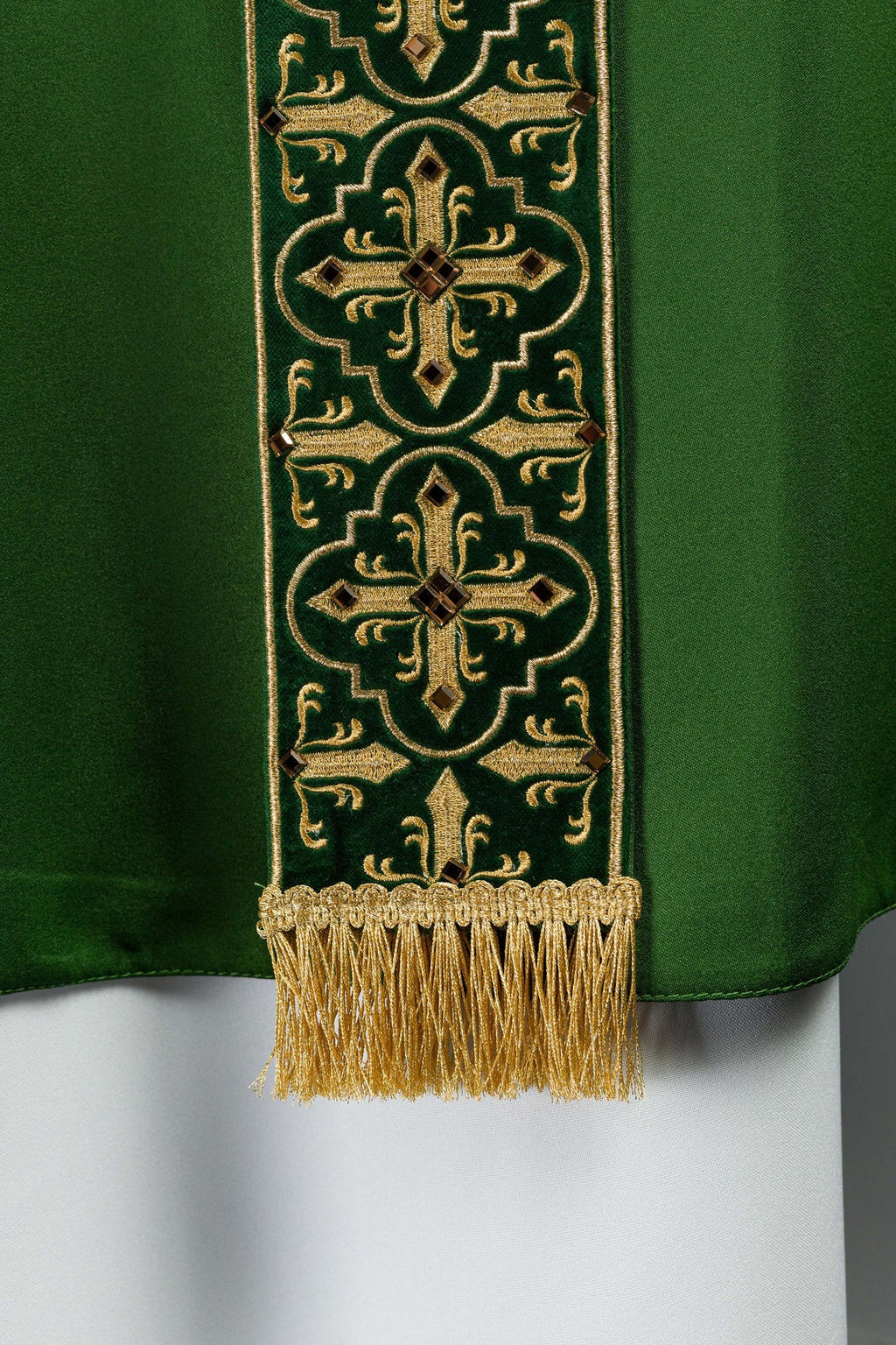 Ornat zielony z wiszącym haftowanym pasem i 500 kamieniami - ORNATY.PL