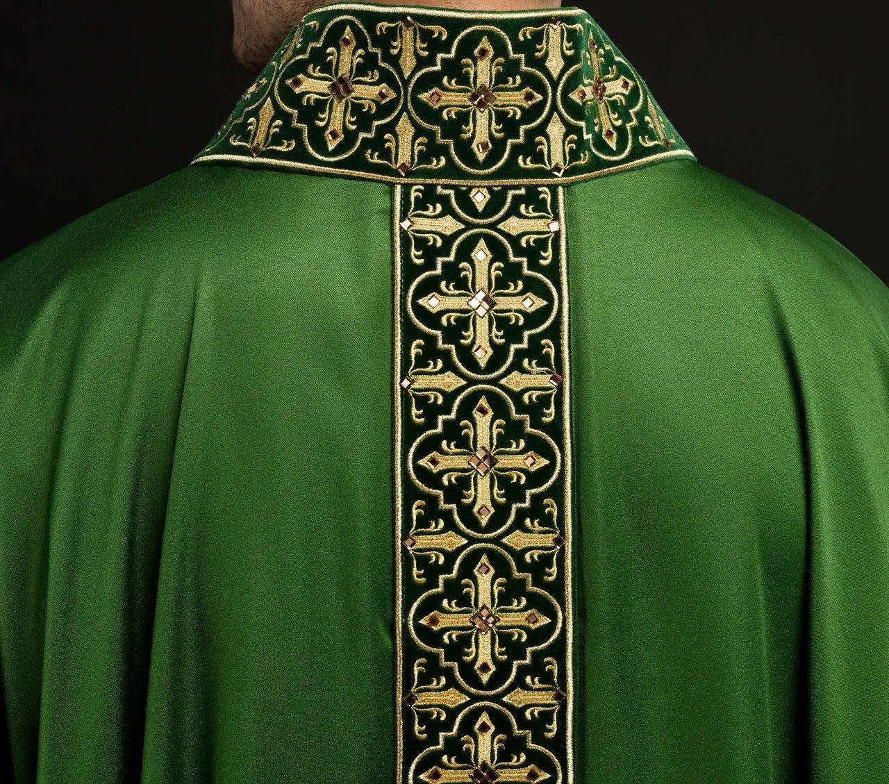 Chasuble verte avec ceinture brodée suspendue et 500 pierres