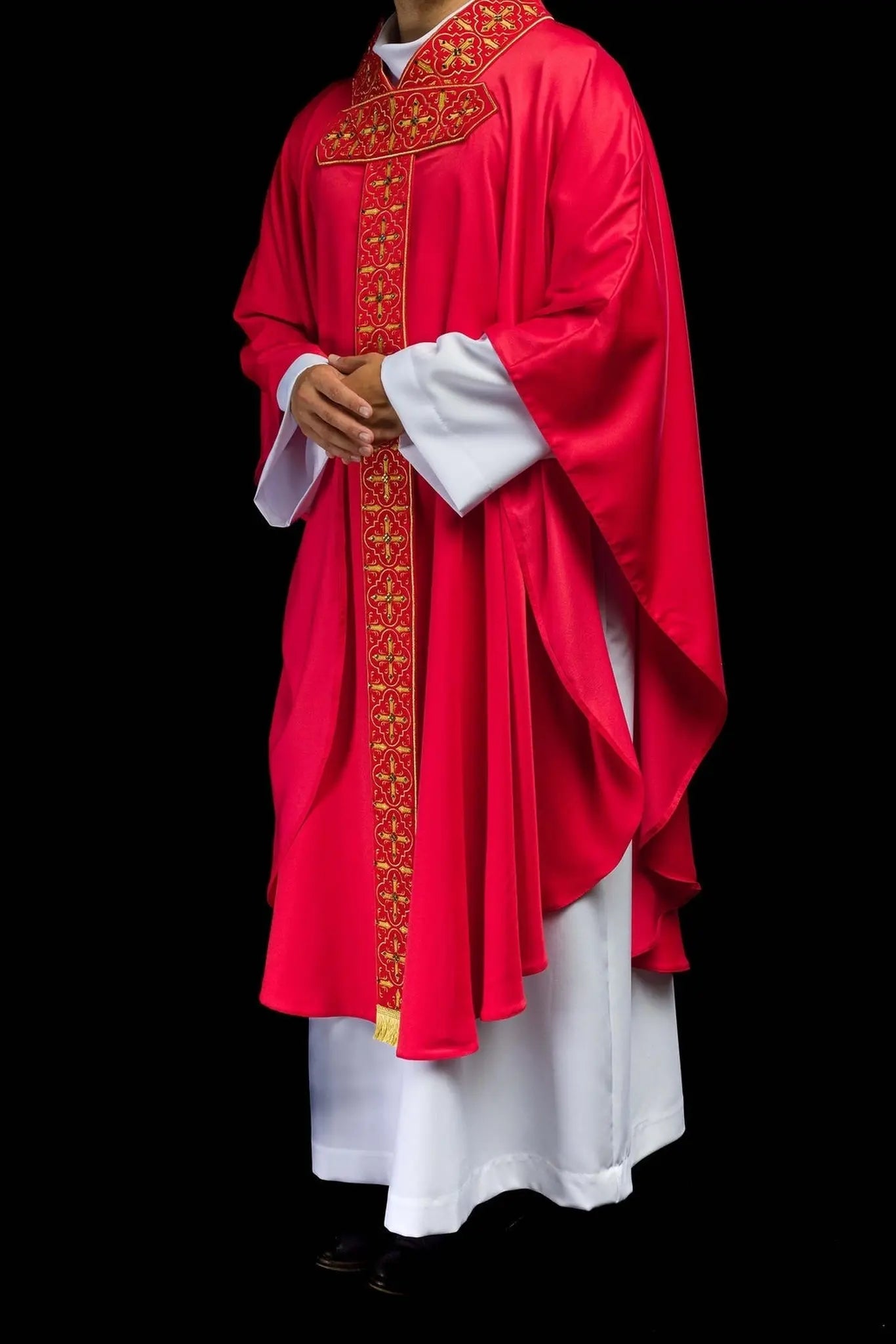 Chasuble richement brodée décorée de pierres rouges