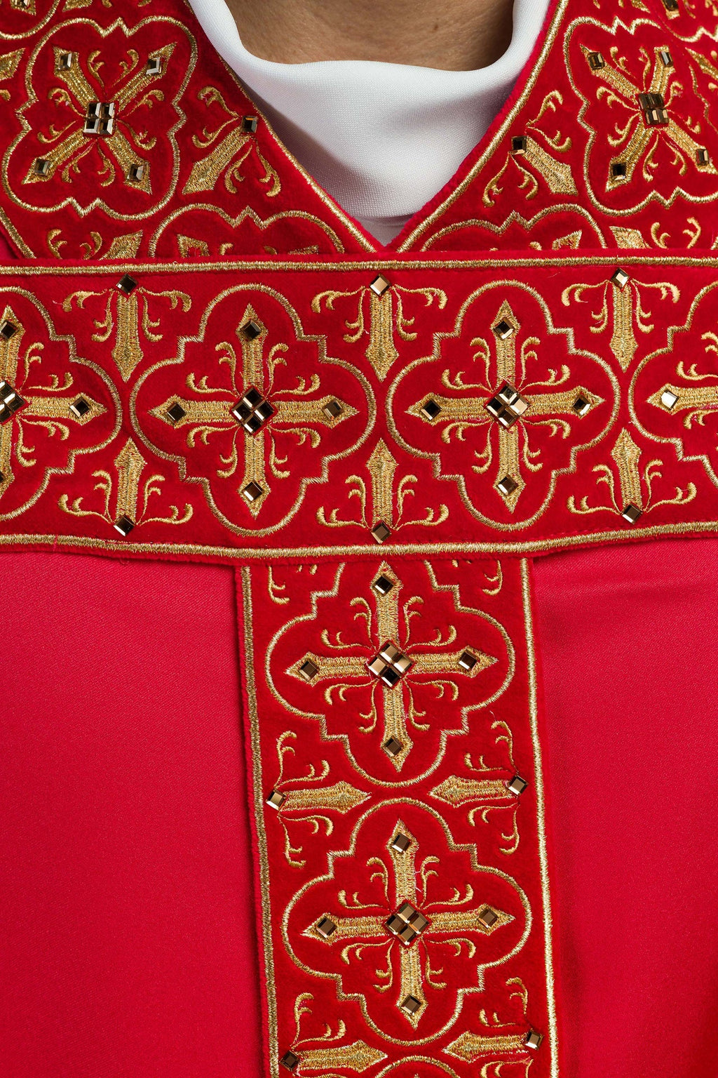 Ornat bogato haftowany zdobiony kamieniami w kolorze czerwonym - ORNATY.PL