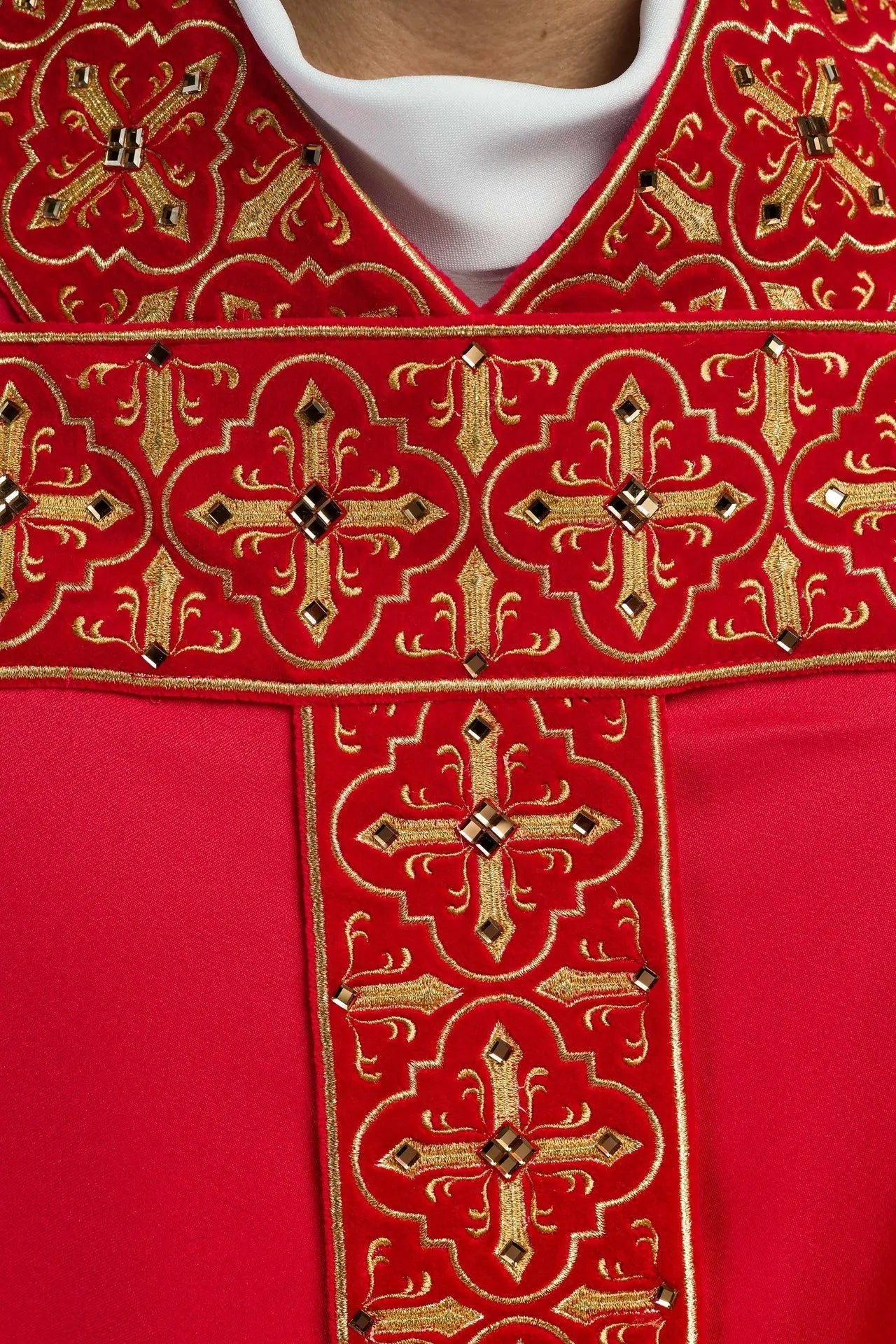 Chasuble richement brodée décorée de pierres rouges