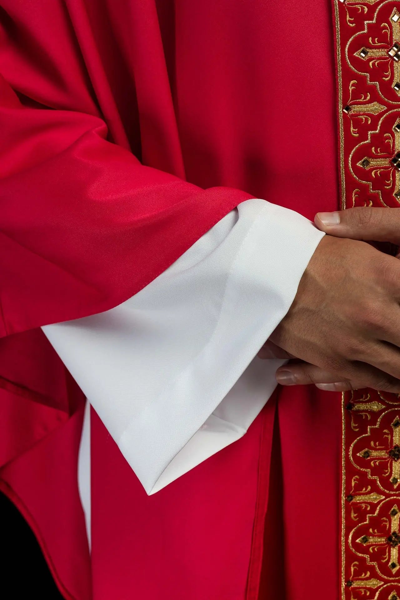 Chasuble richement brodée décorée de pierres rouges