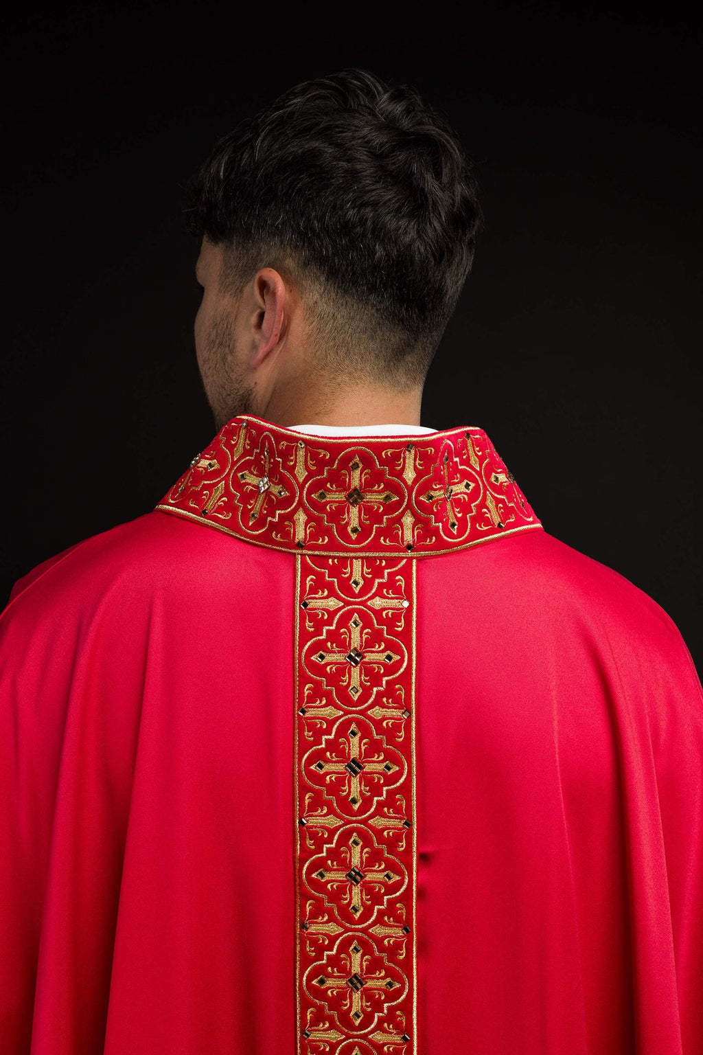 Ornat bogato haftowany zdobiony kamieniami w kolorze czerwonym - ORNATY.PL