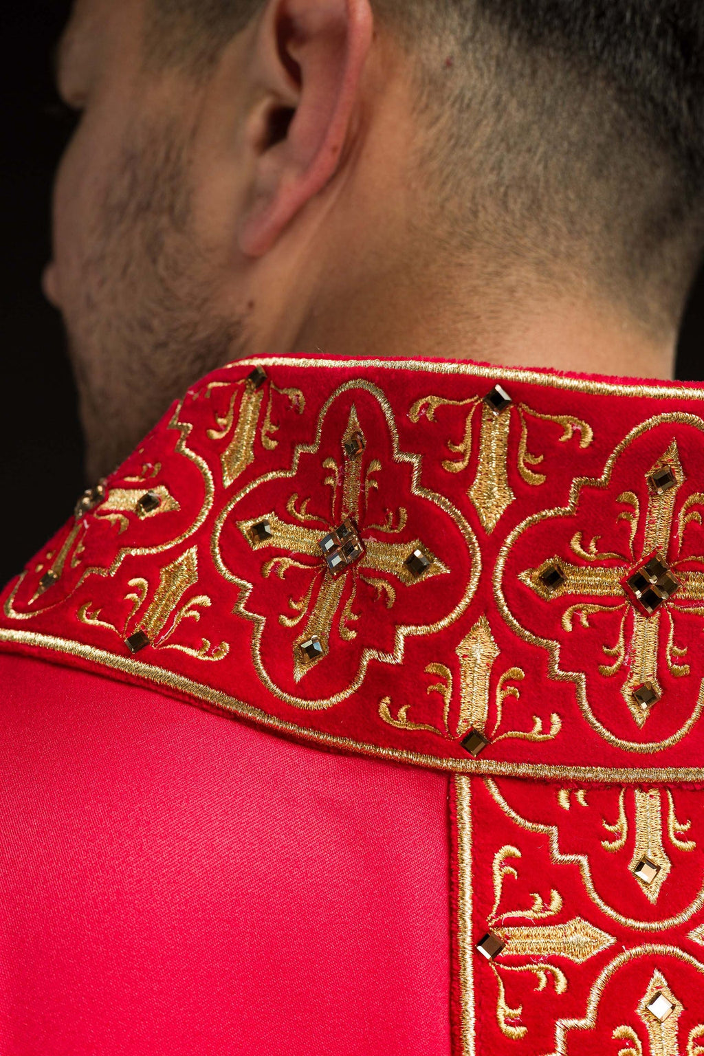Ornat bogato haftowany zdobiony kamieniami w kolorze czerwonym - ORNATY.PL