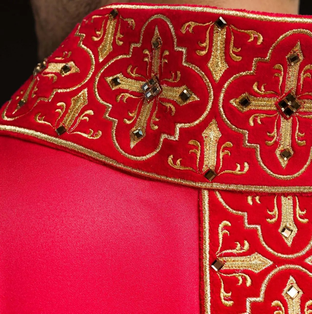 Chasuble richement brodée décorée de pierres rouges