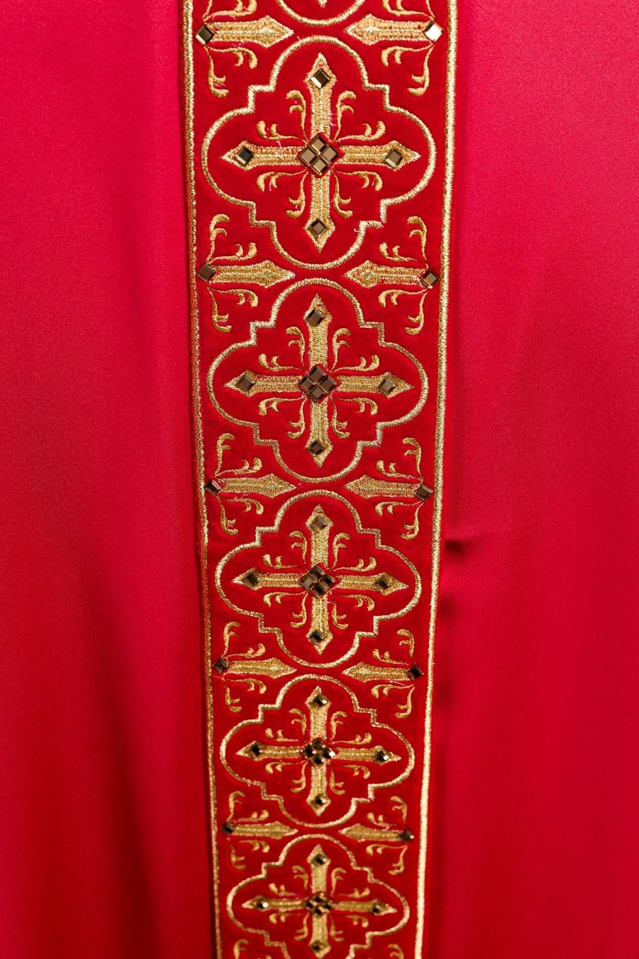 Chasuble richement brodée décorée de pierres rouges