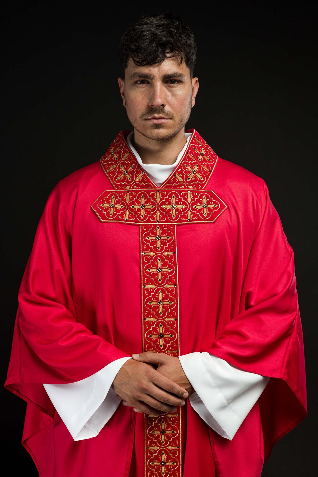 Ornat bogato haftowany zdobiony kamieniami w kolorze czerwonym - ORNATY.PL