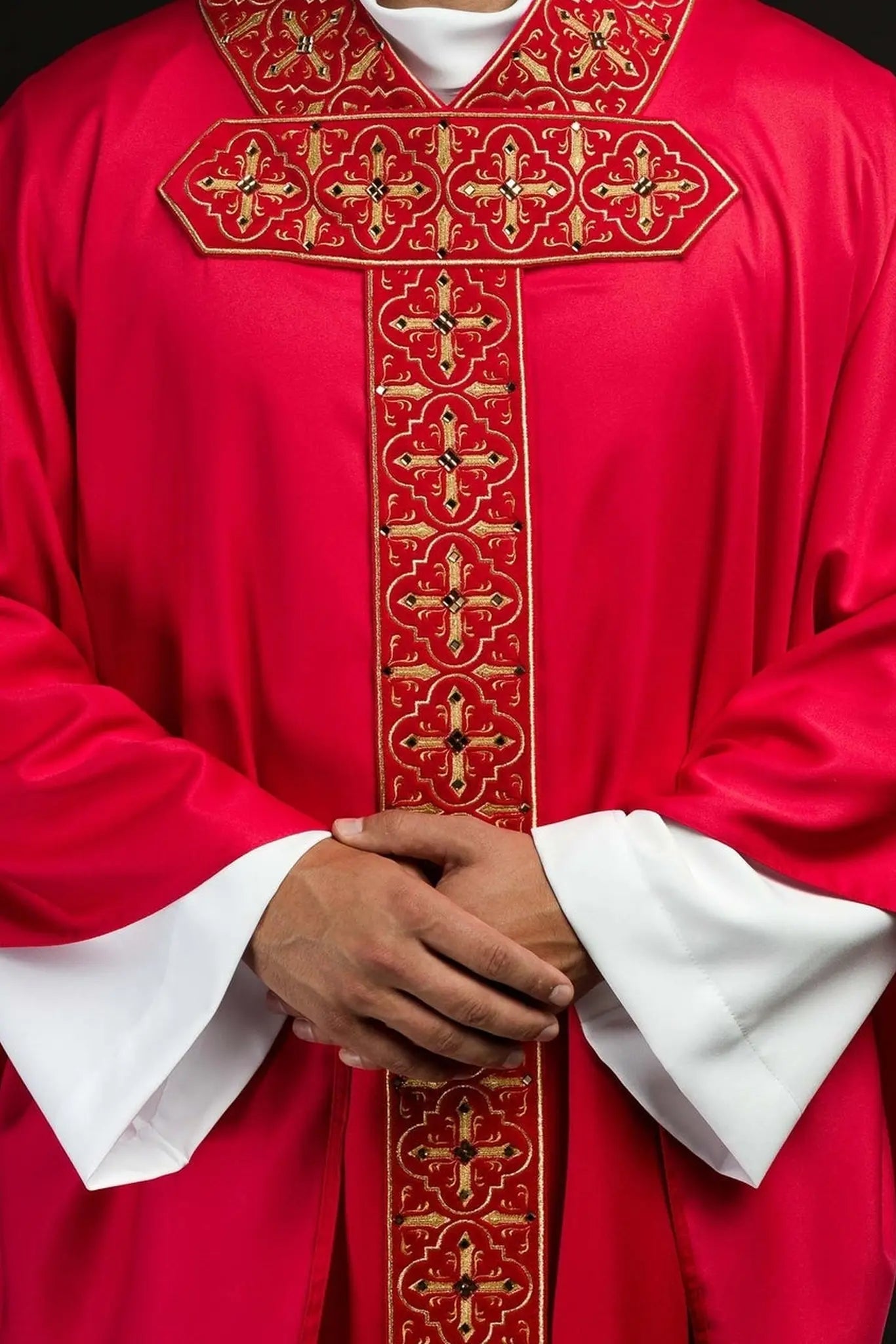 Chasuble richement brodée décorée de pierres rouges