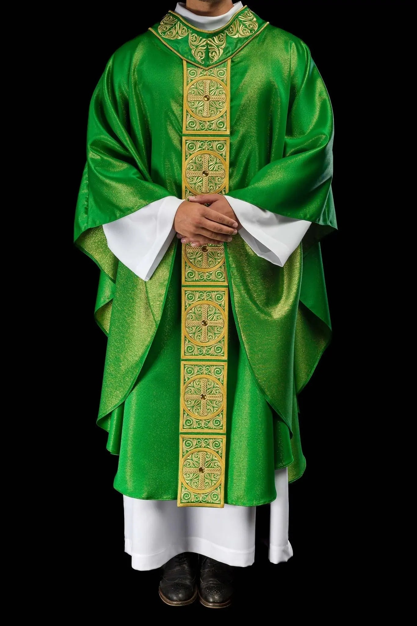 Chasuble verte avec riche broderie et pierres décoratives