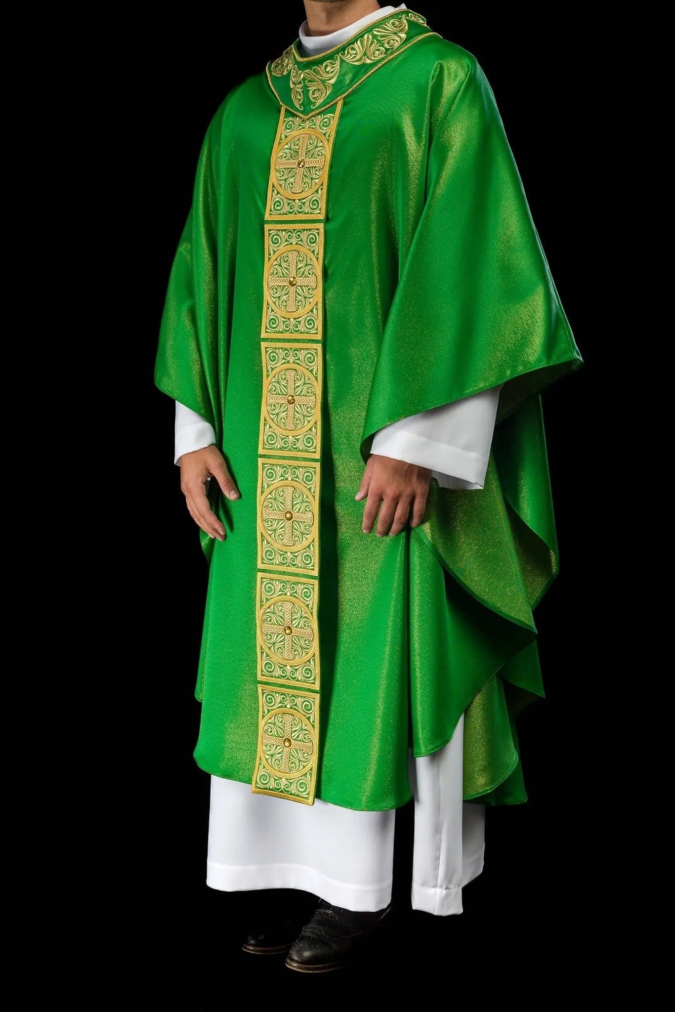 Chasuble verte avec riche broderie et pierres décoratives
