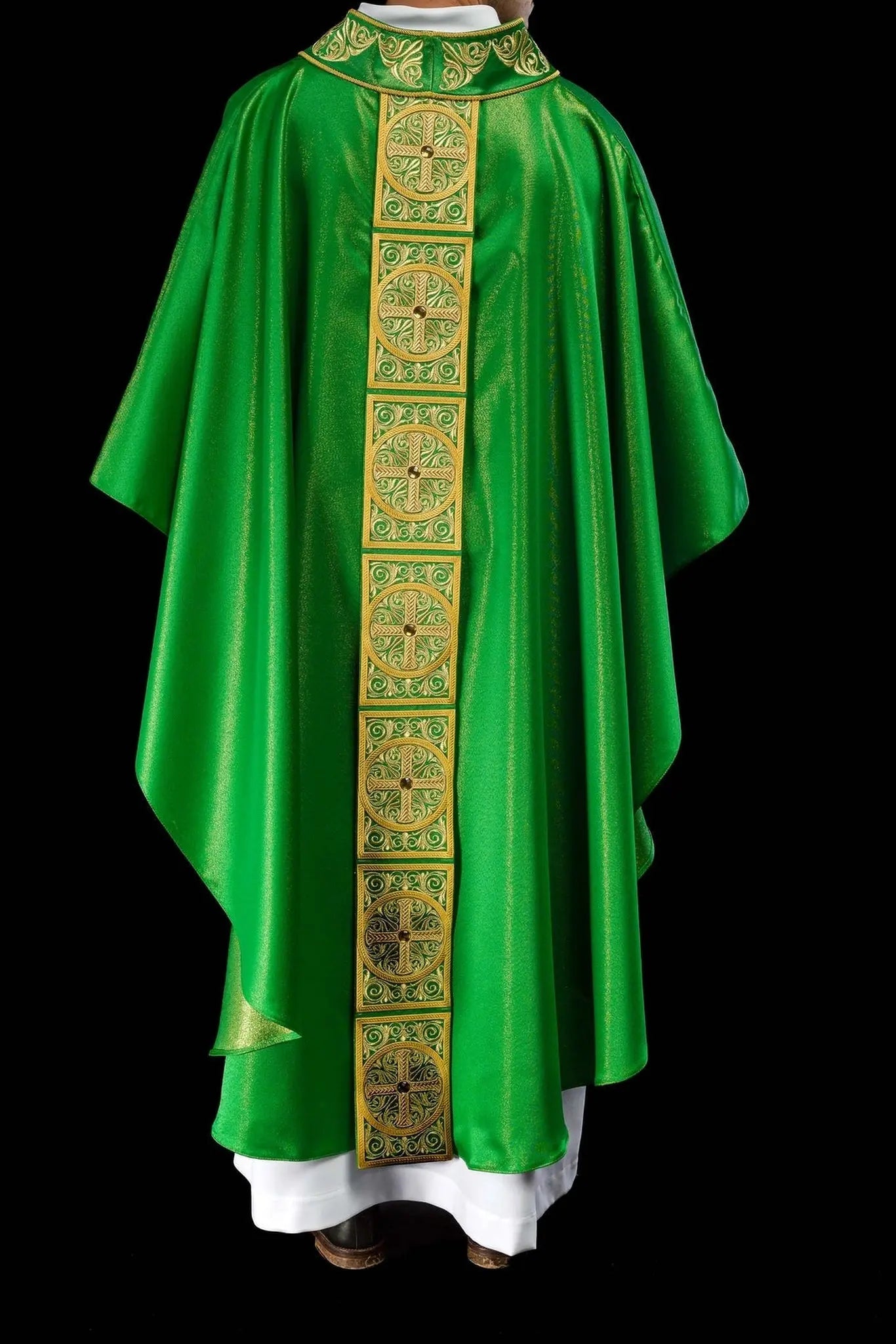 Chasuble verte avec riche broderie et pierres décoratives