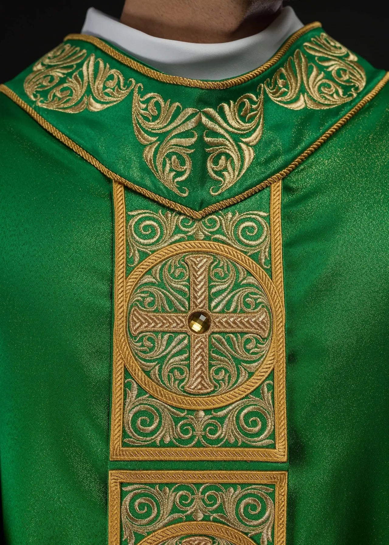 Chasuble verte avec riche broderie et pierres décoratives