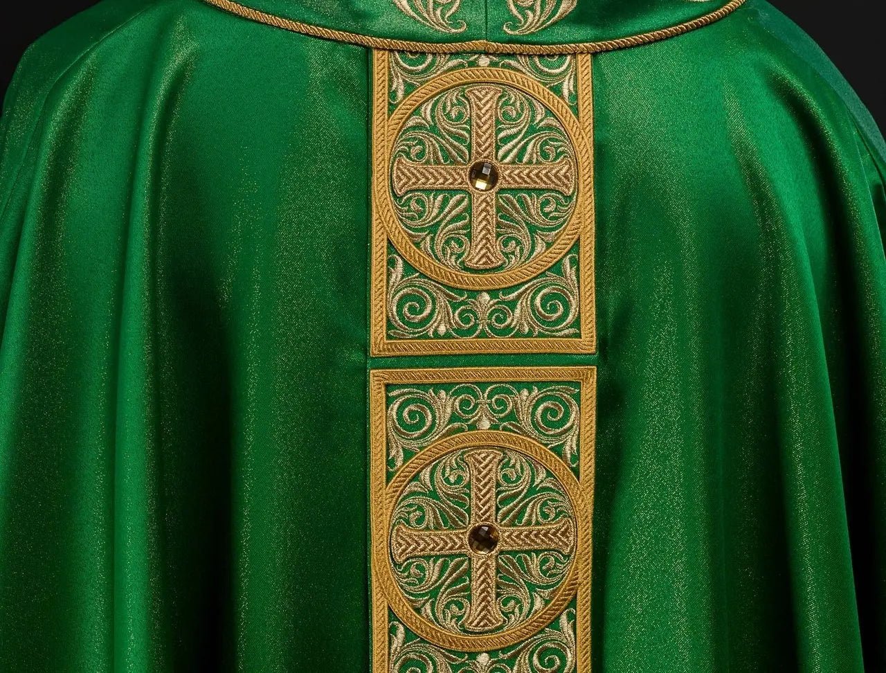Chasuble verte avec riche broderie et pierres décoratives