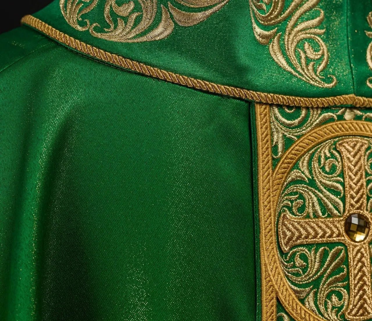 Chasuble verte avec riche broderie et pierres décoratives
