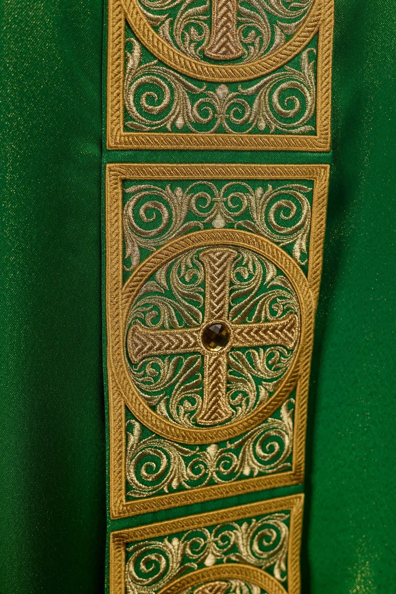 Chasuble verte avec riche broderie et pierres décoratives