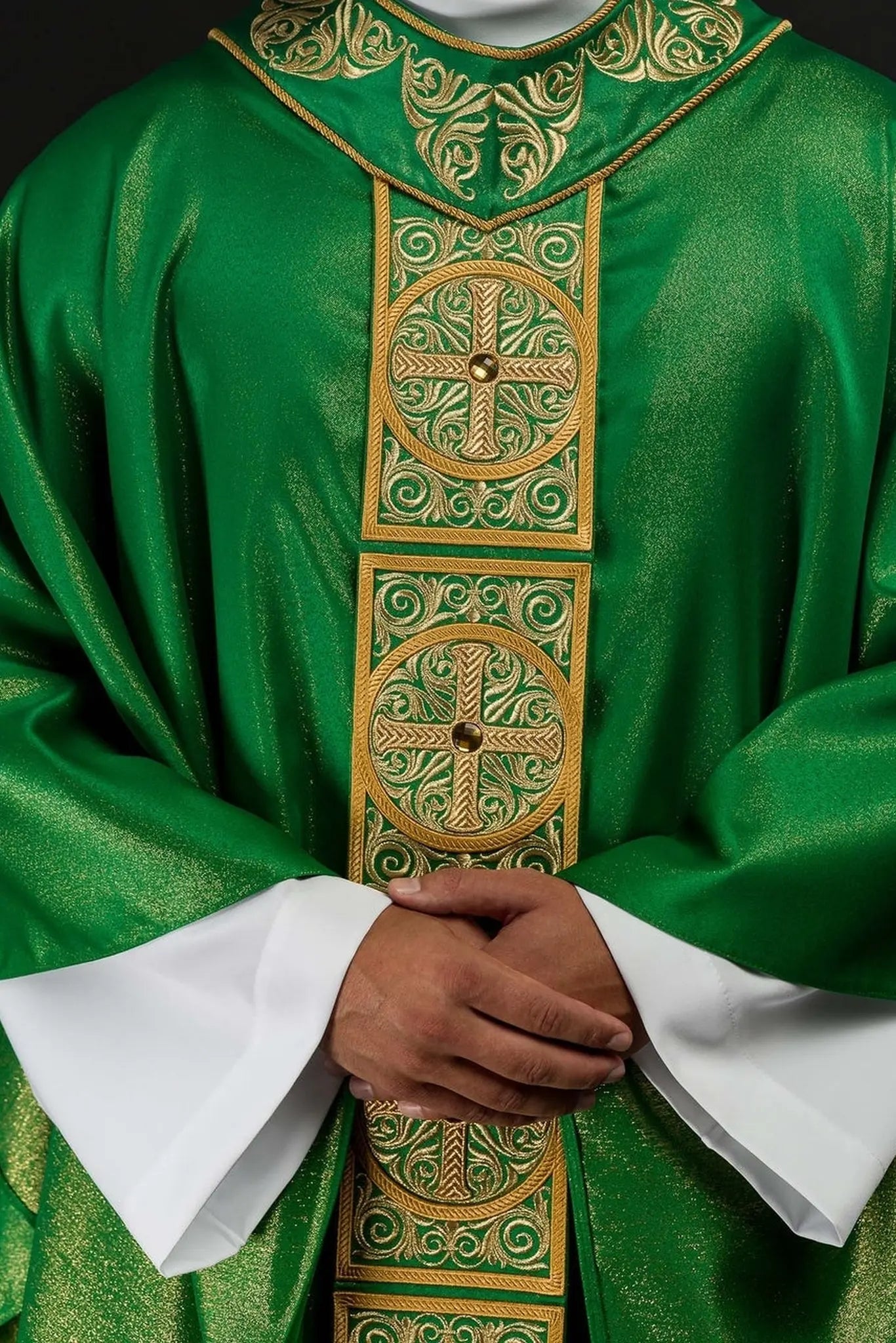 Chasuble verte avec riche broderie et pierres décoratives