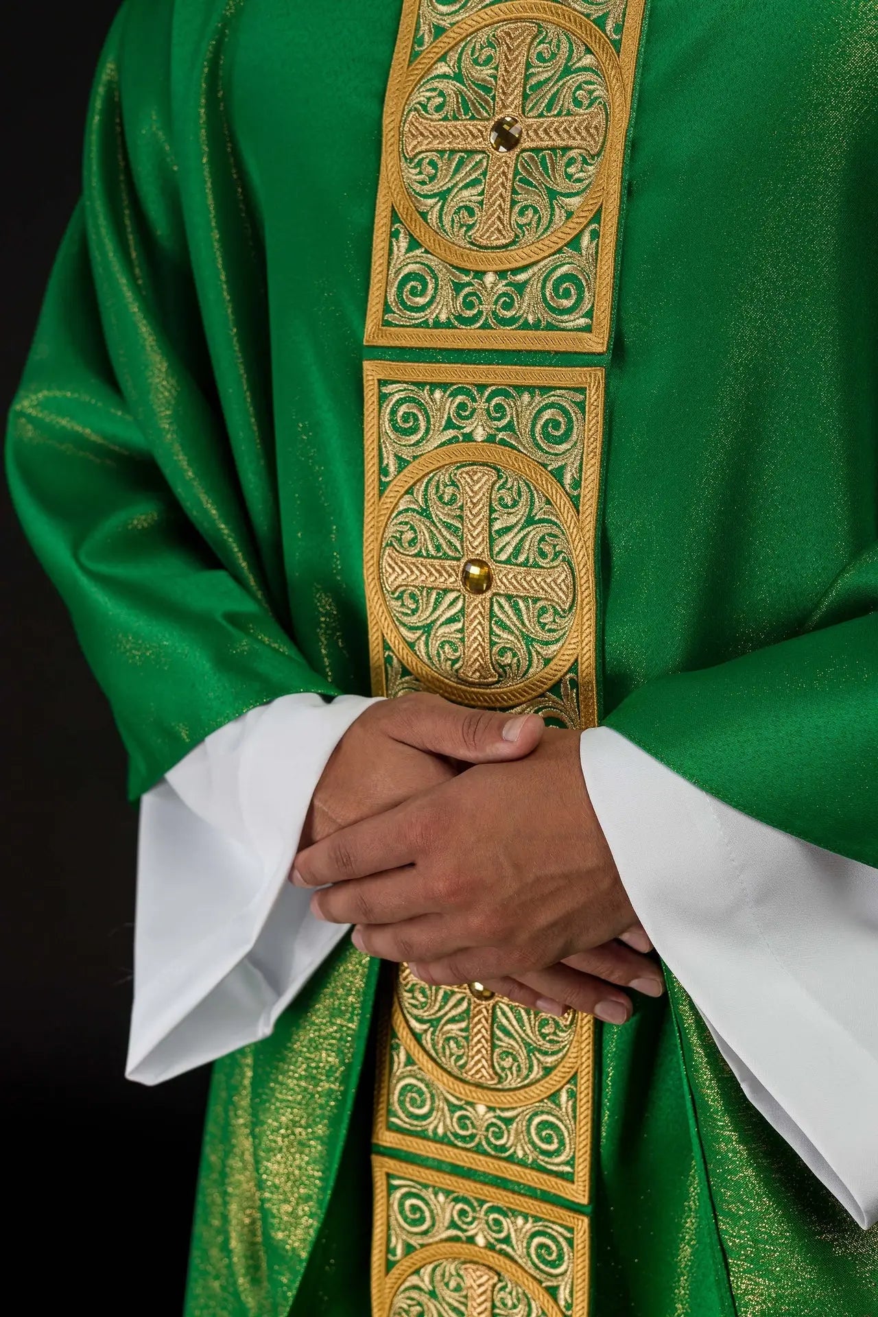 Chasuble verte avec riche broderie et pierres décoratives