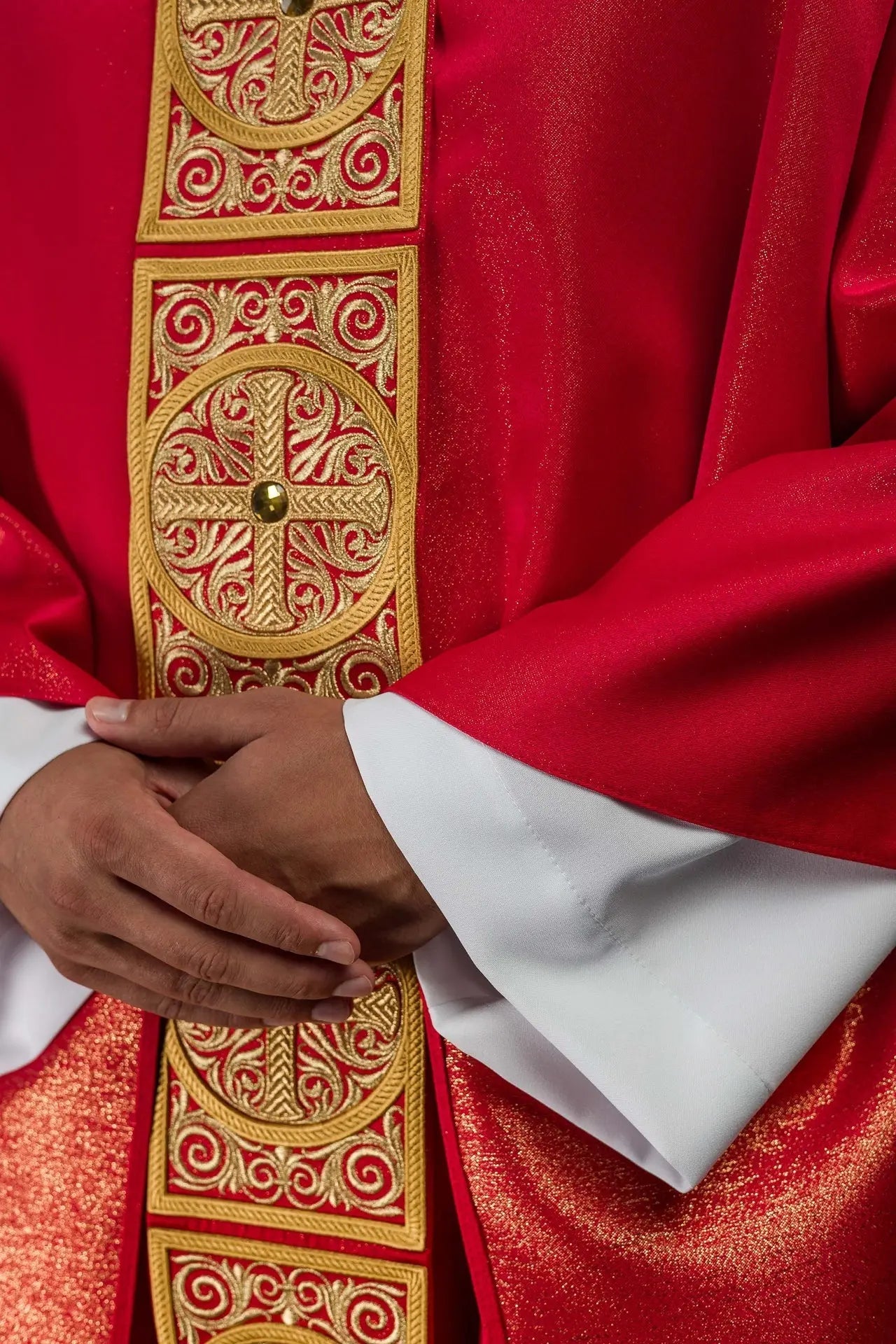 Chasuble rouge avec riche broderie et pierres décoratives