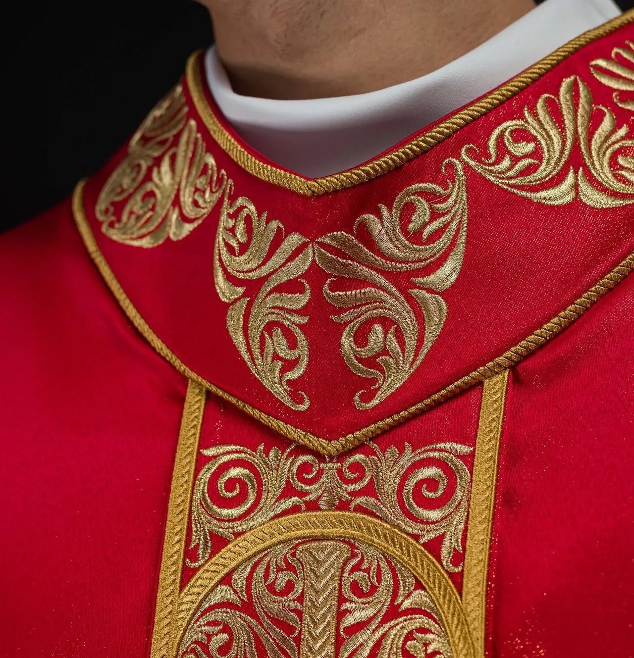 Chasuble rouge avec riche broderie et pierres décoratives