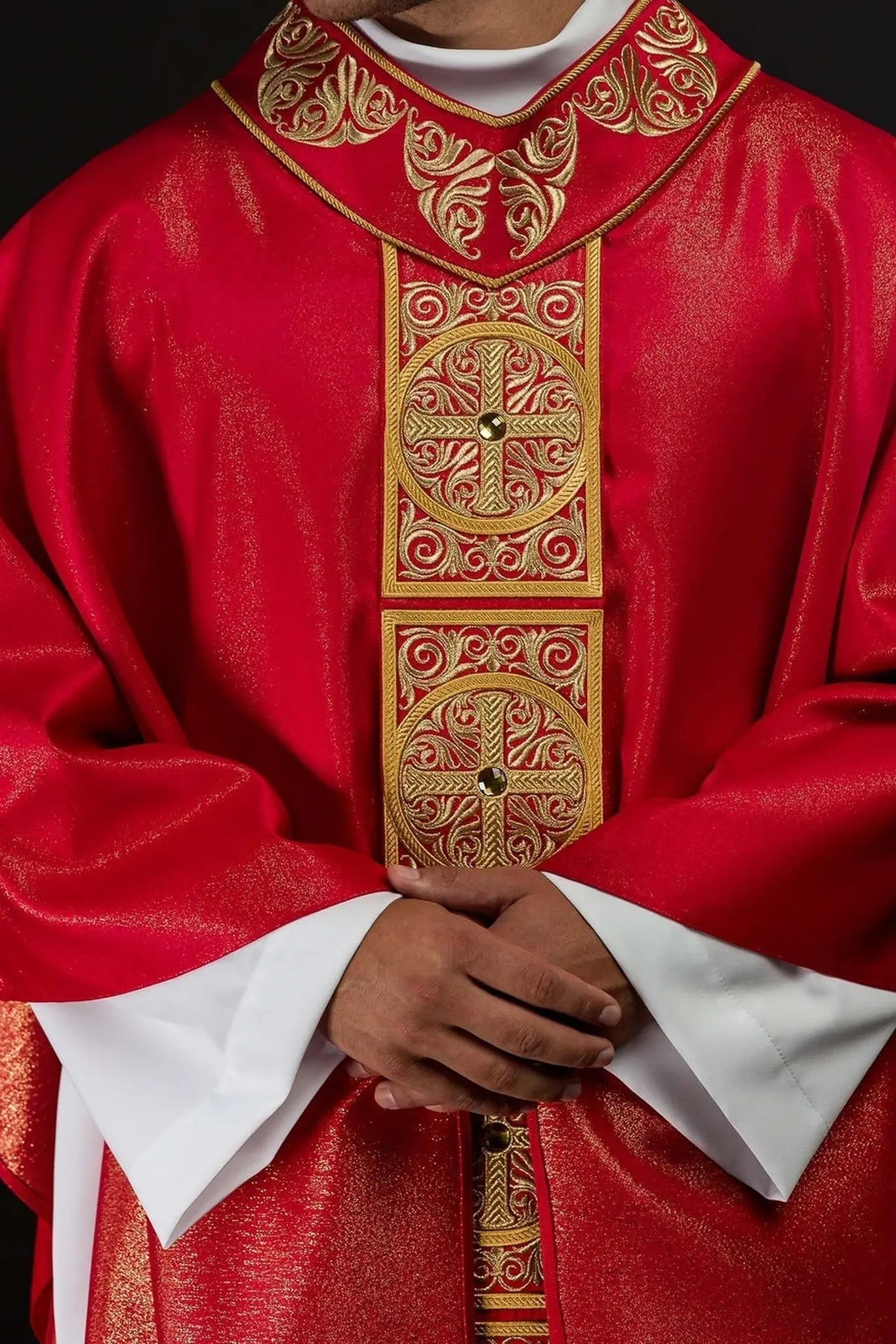 Chasuble rouge avec riche broderie et pierres décoratives