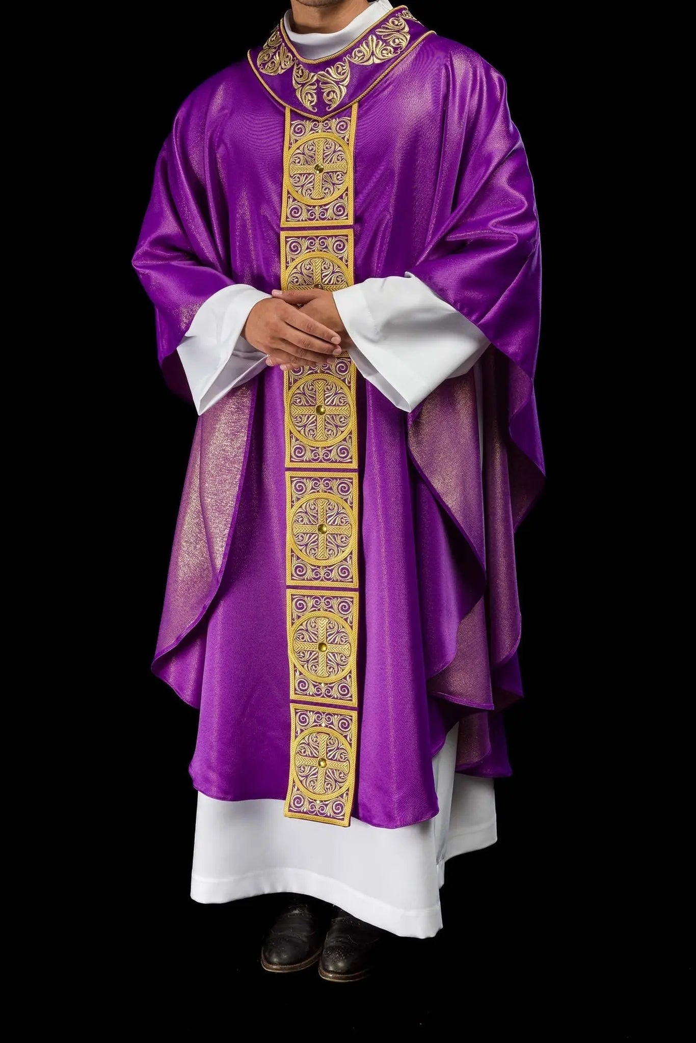 Chasuble violette avec riche broderie et pierres décoratives