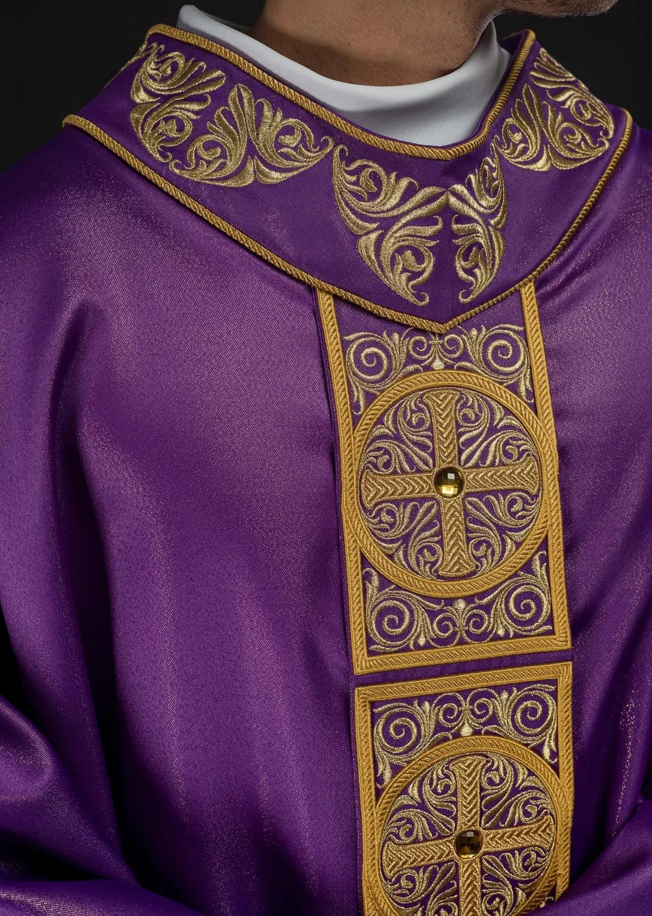 Chasuble violette avec riche broderie et pierres décoratives