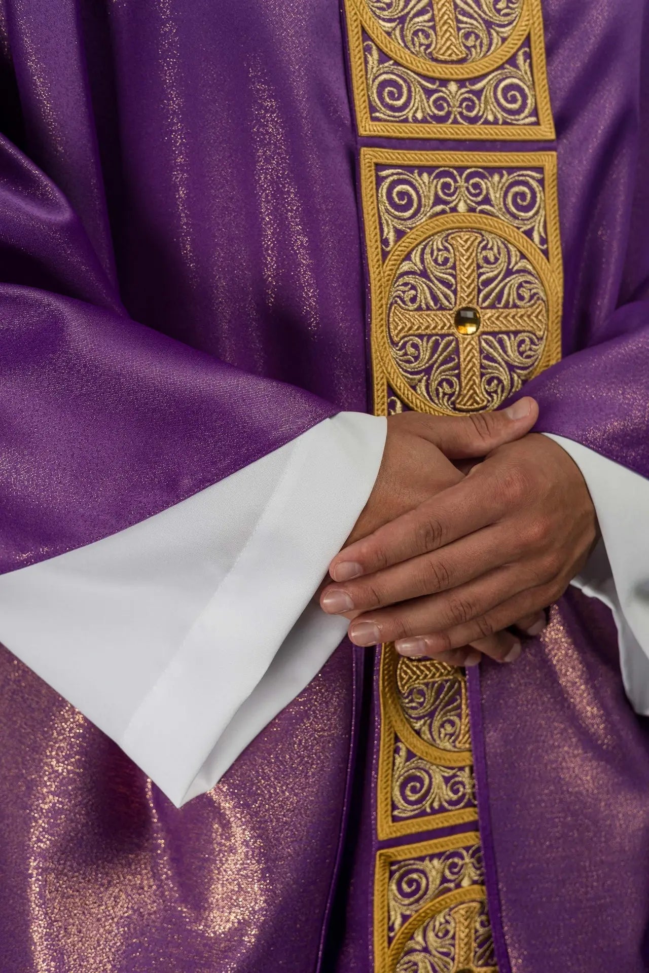 Chasuble violette avec riche broderie et pierres décoratives