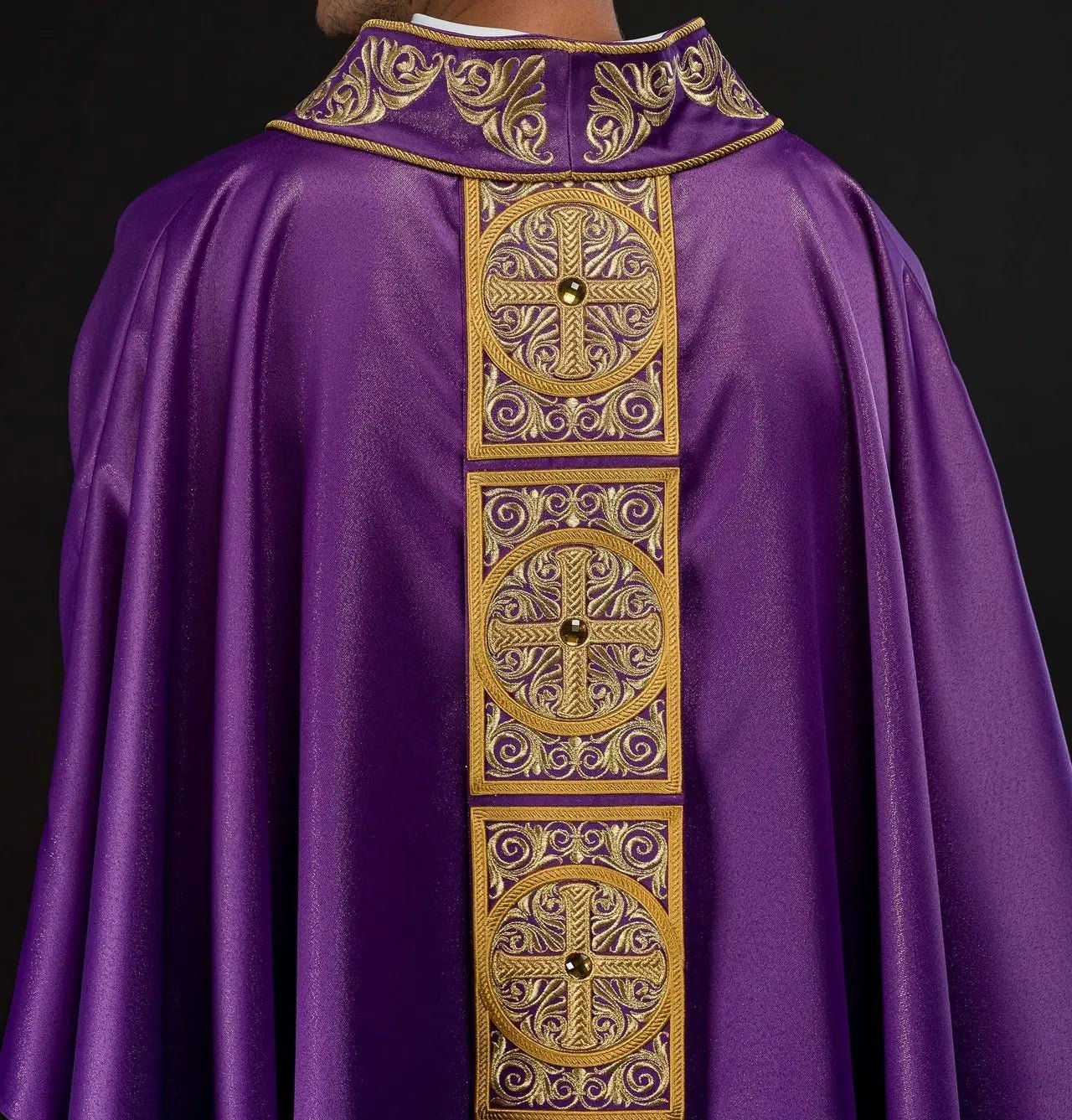 Chasuble violette avec riche broderie et pierres décoratives