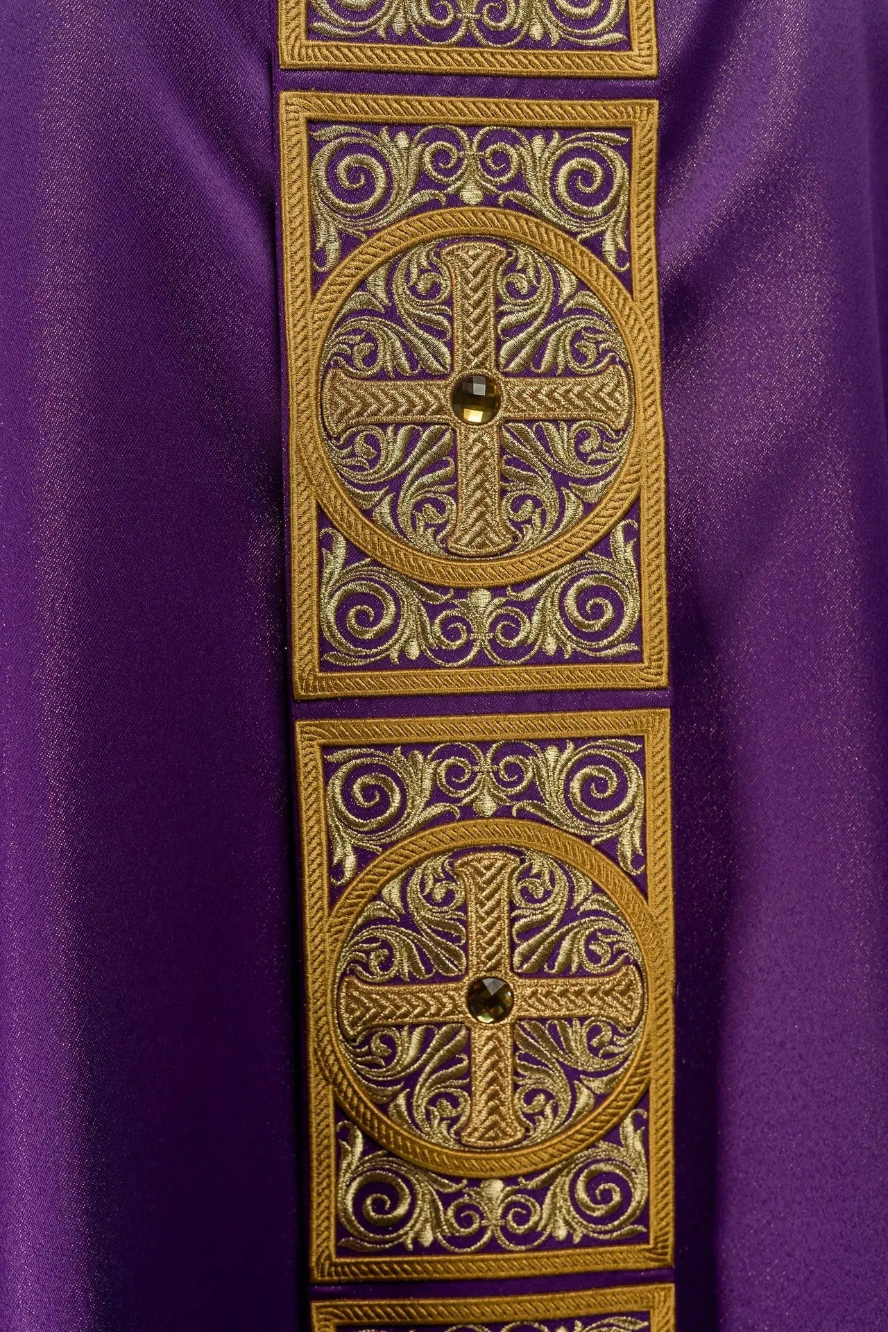 Chasuble violette avec riche broderie et pierres décoratives