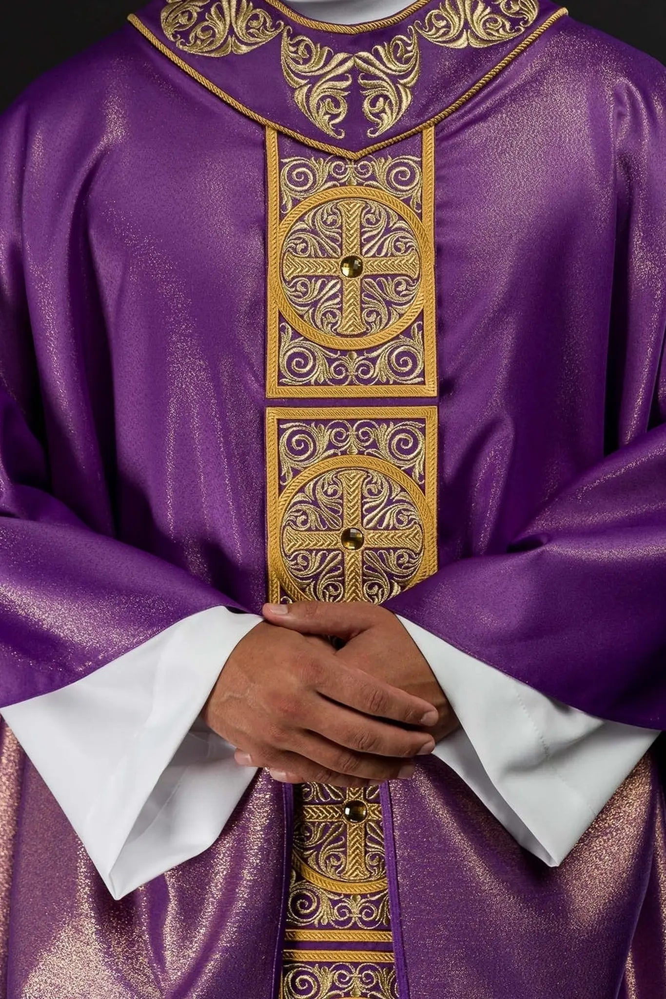 Chasuble violette avec riche broderie et pierres décoratives