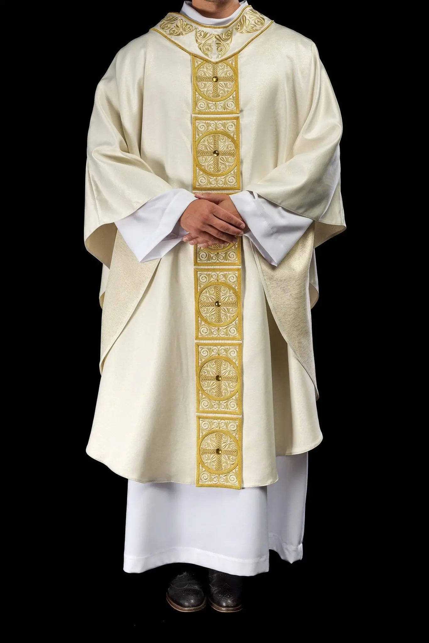 Chasuble d'or richement brodée décorée de pierres