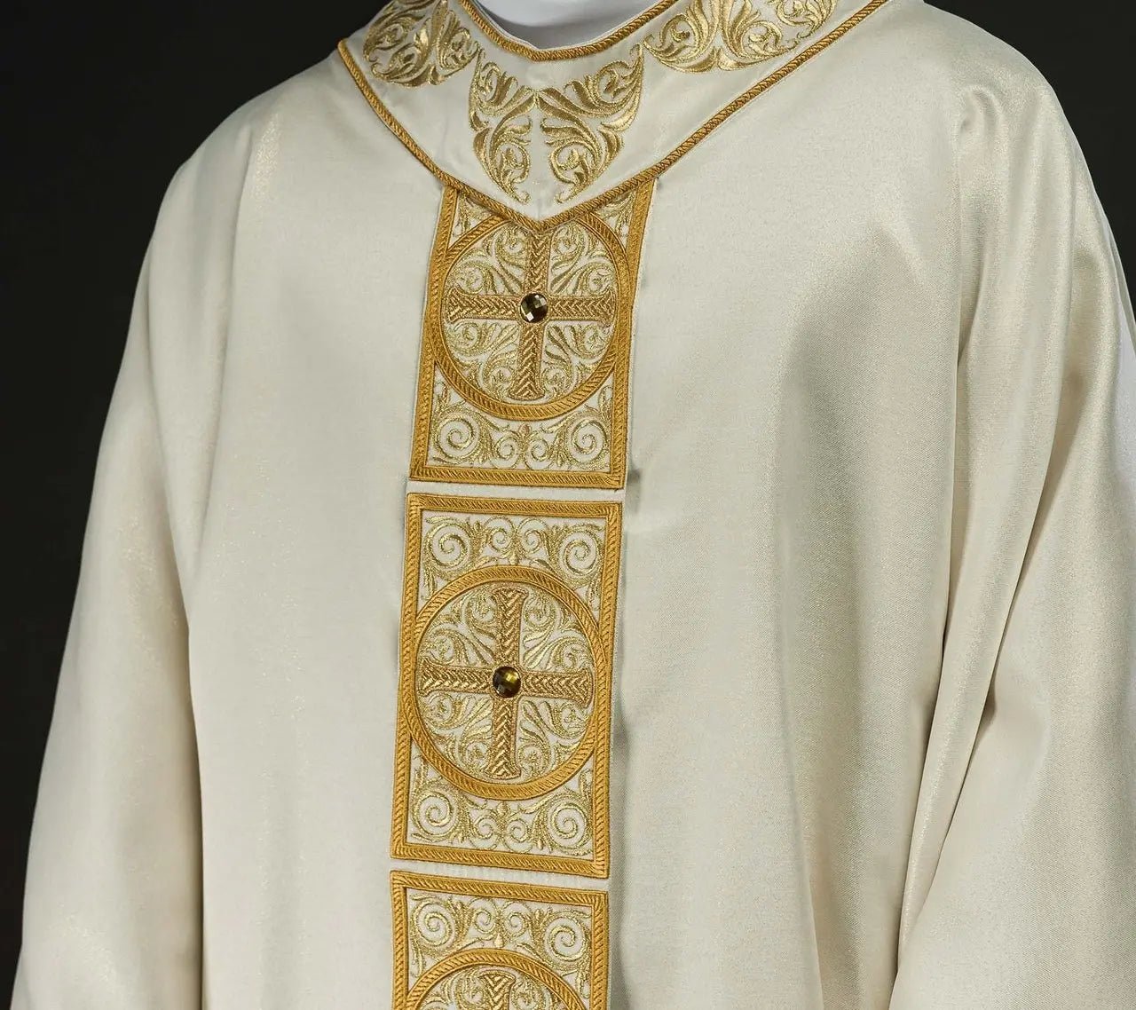 Chasuble d'or richement brodée décorée de pierres