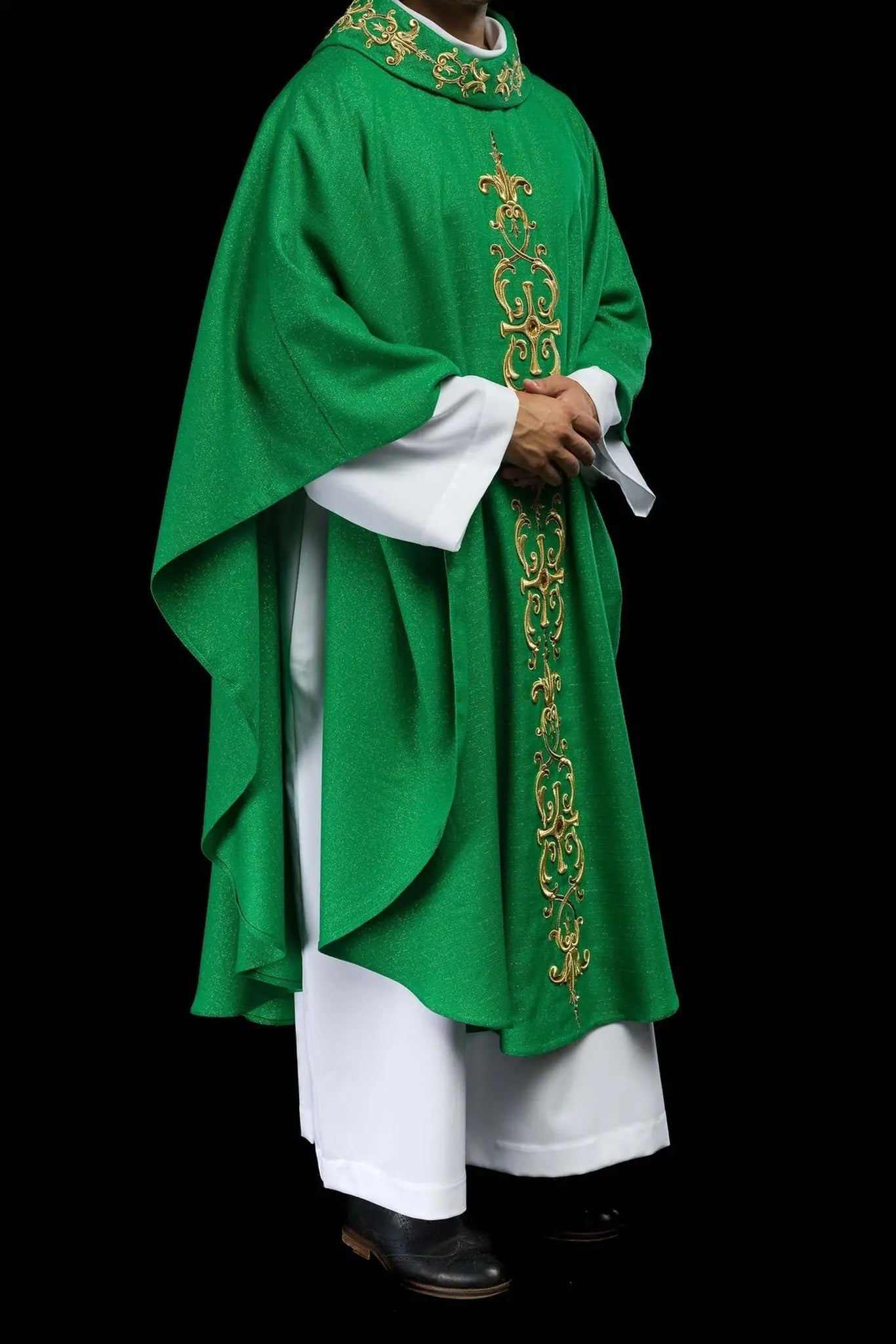 Chasuble verte richement brodée de pierres