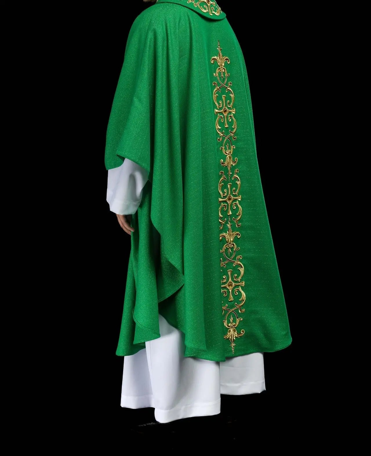Chasuble verte richement brodée de pierres