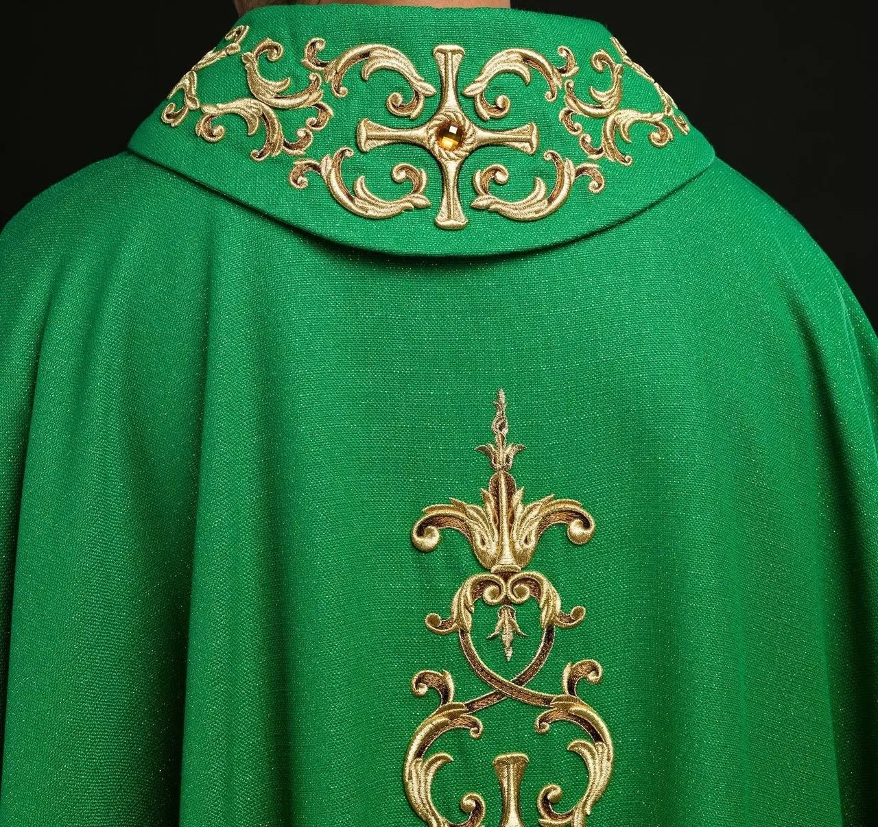 Chasuble verte richement brodée de pierres