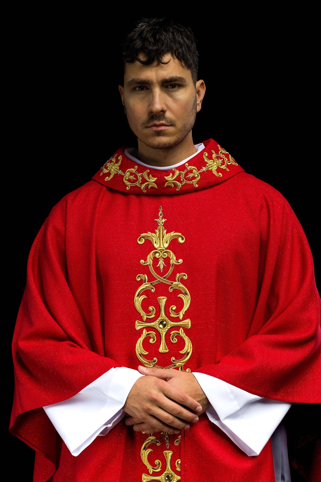 Chasuble rouge richement brodée de pierres