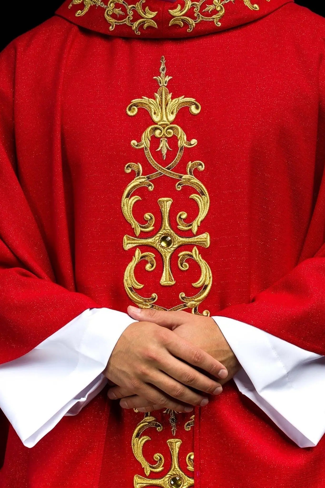 Chasuble rouge richement brodée de pierres