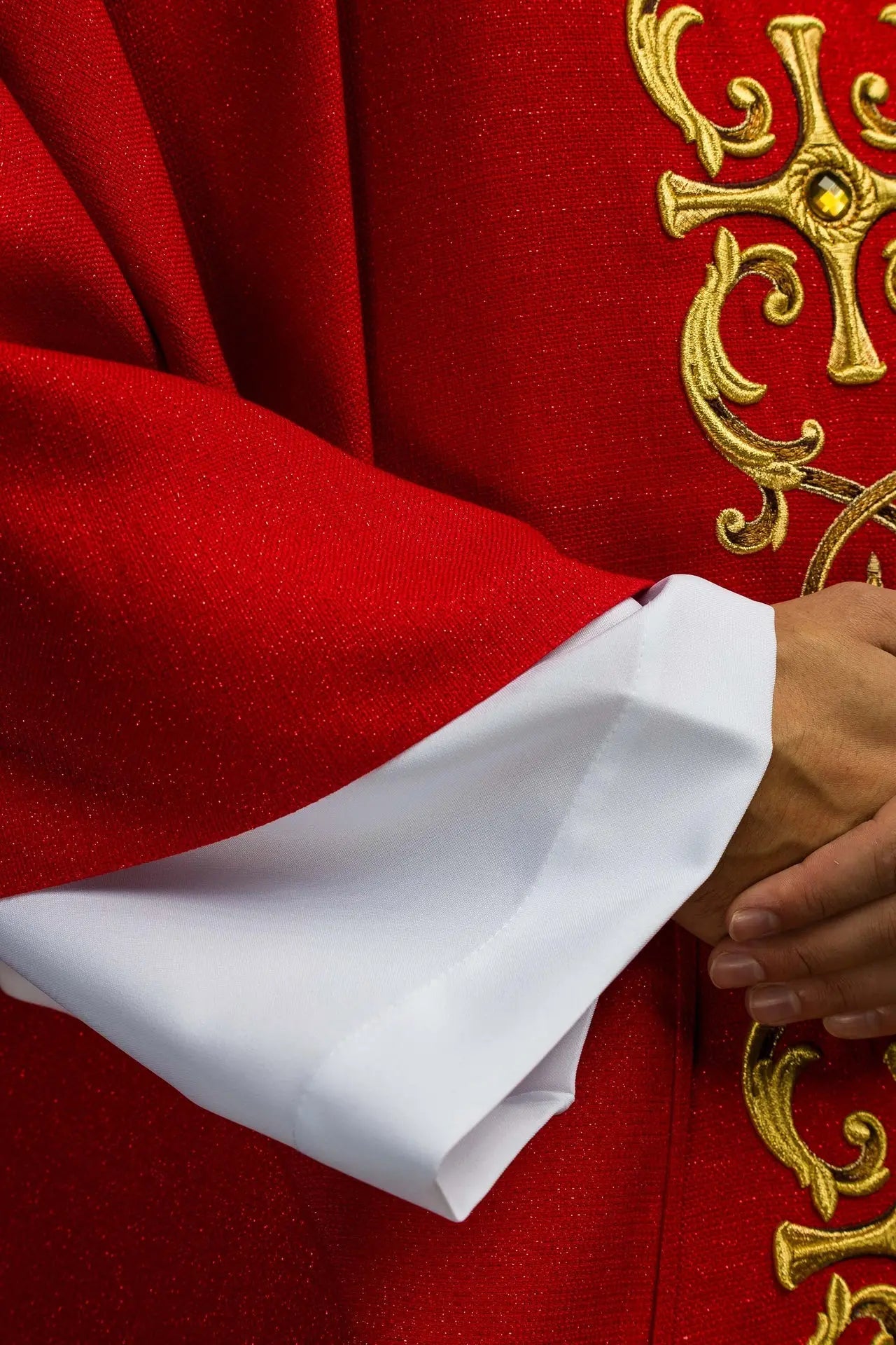 Chasuble rouge richement brodée de pierres