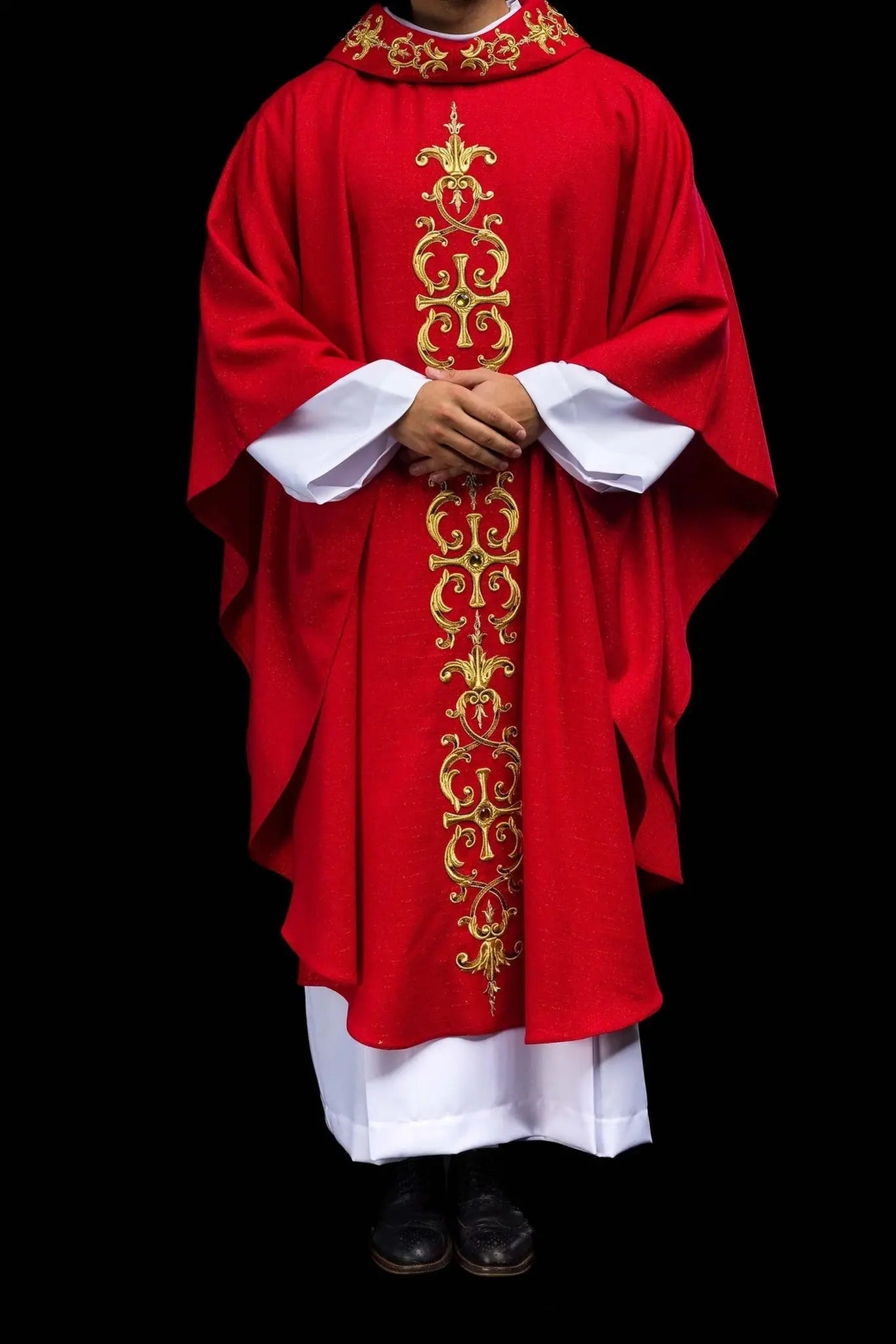 Chasuble rouge richement brodée de pierres