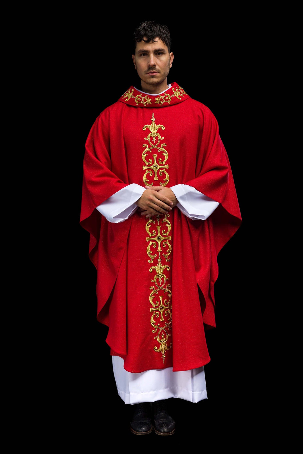 Chasuble rouge richement brodée de pierres
