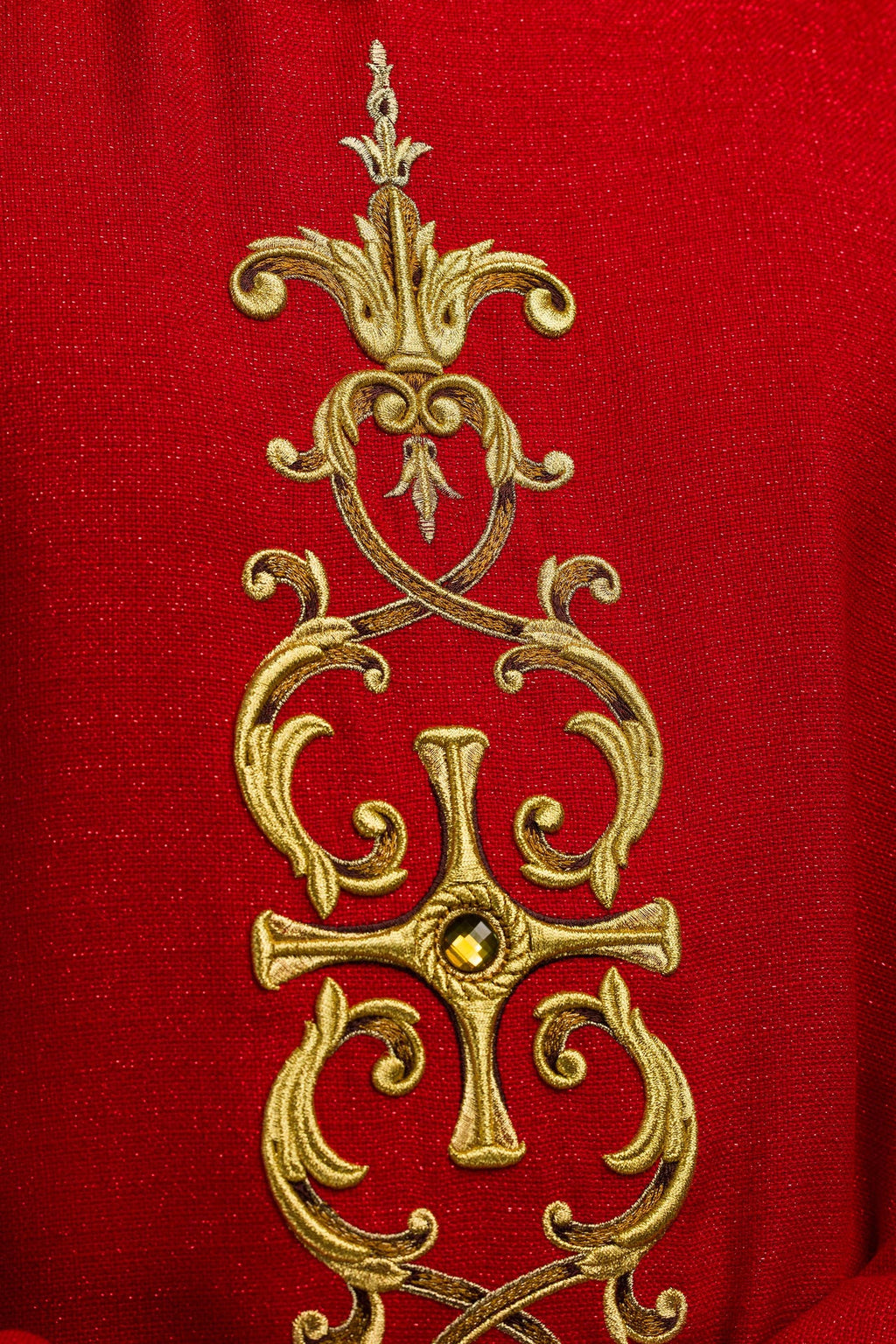 Chasuble rouge richement brodée de pierres
