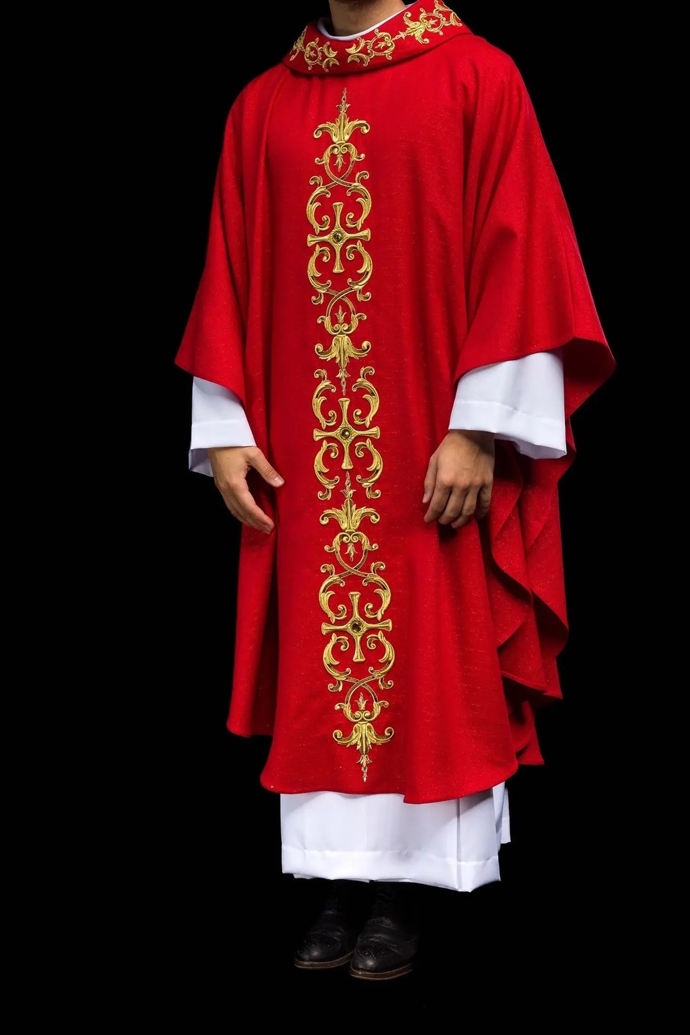 Chasuble rouge richement brodée de pierres