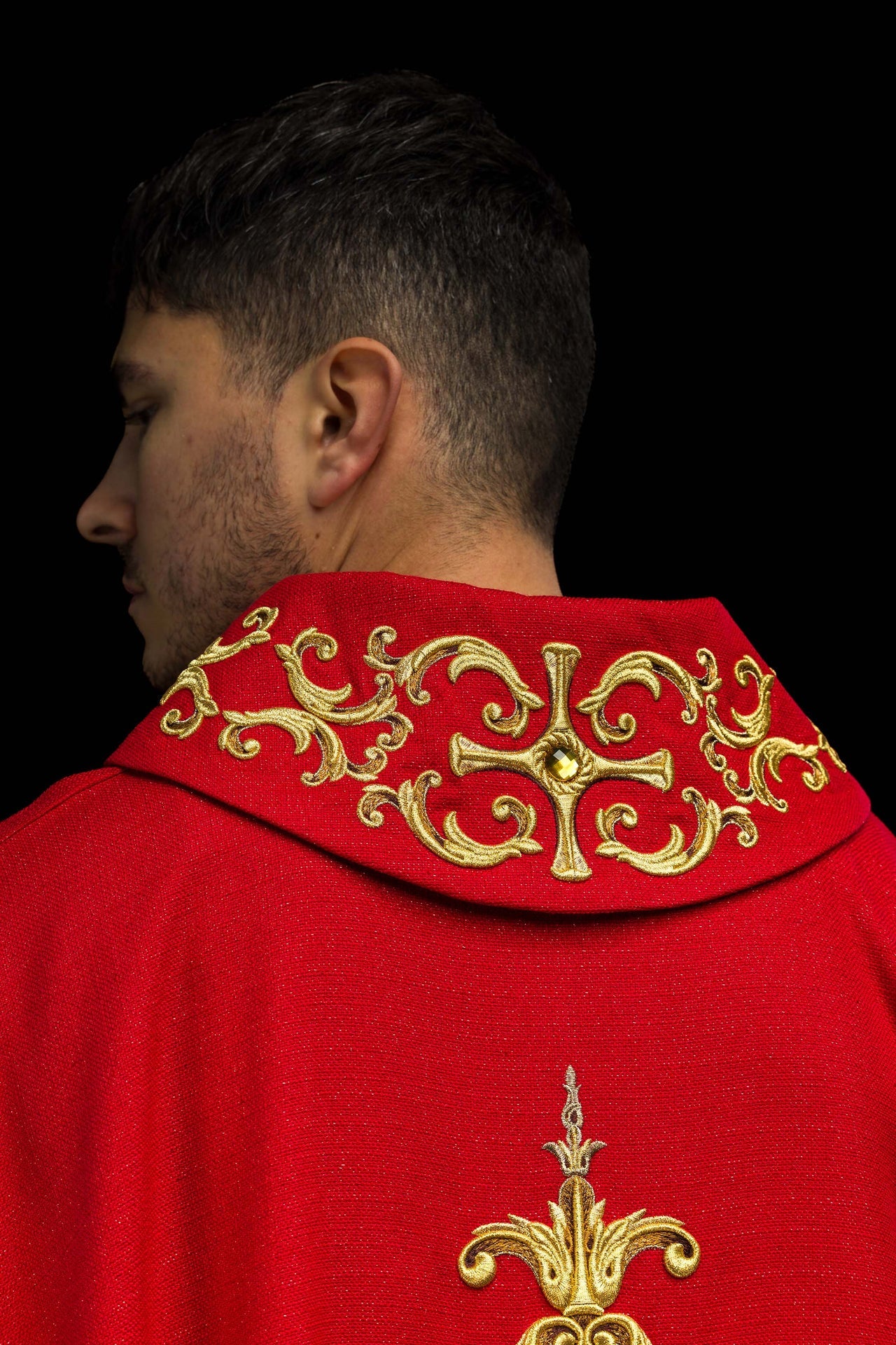 Chasuble rouge richement brodée de pierres