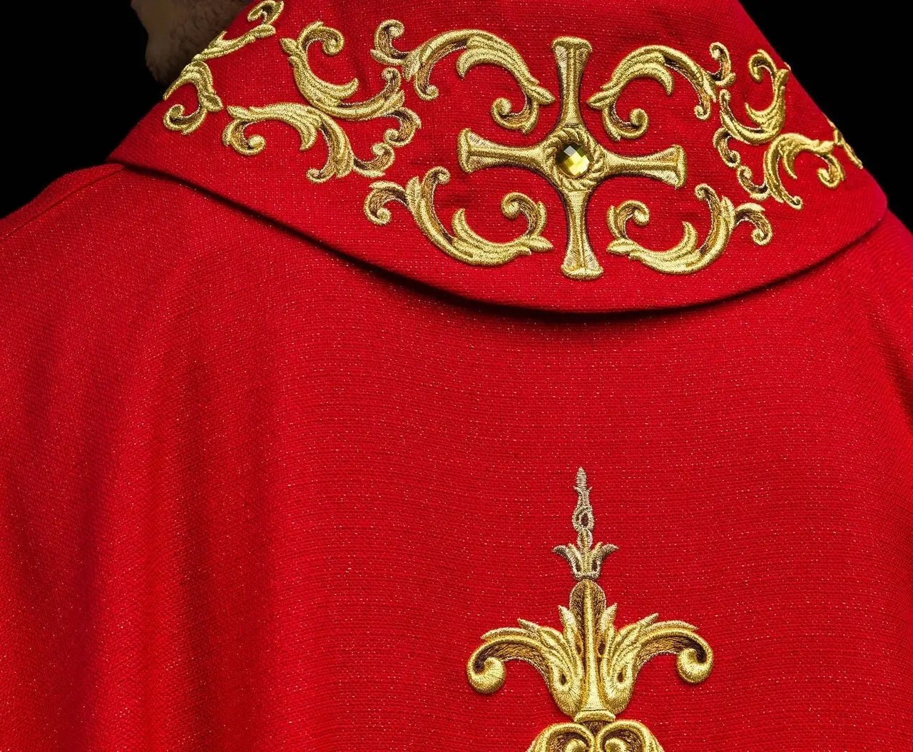 Chasuble rouge richement brodée de pierres
