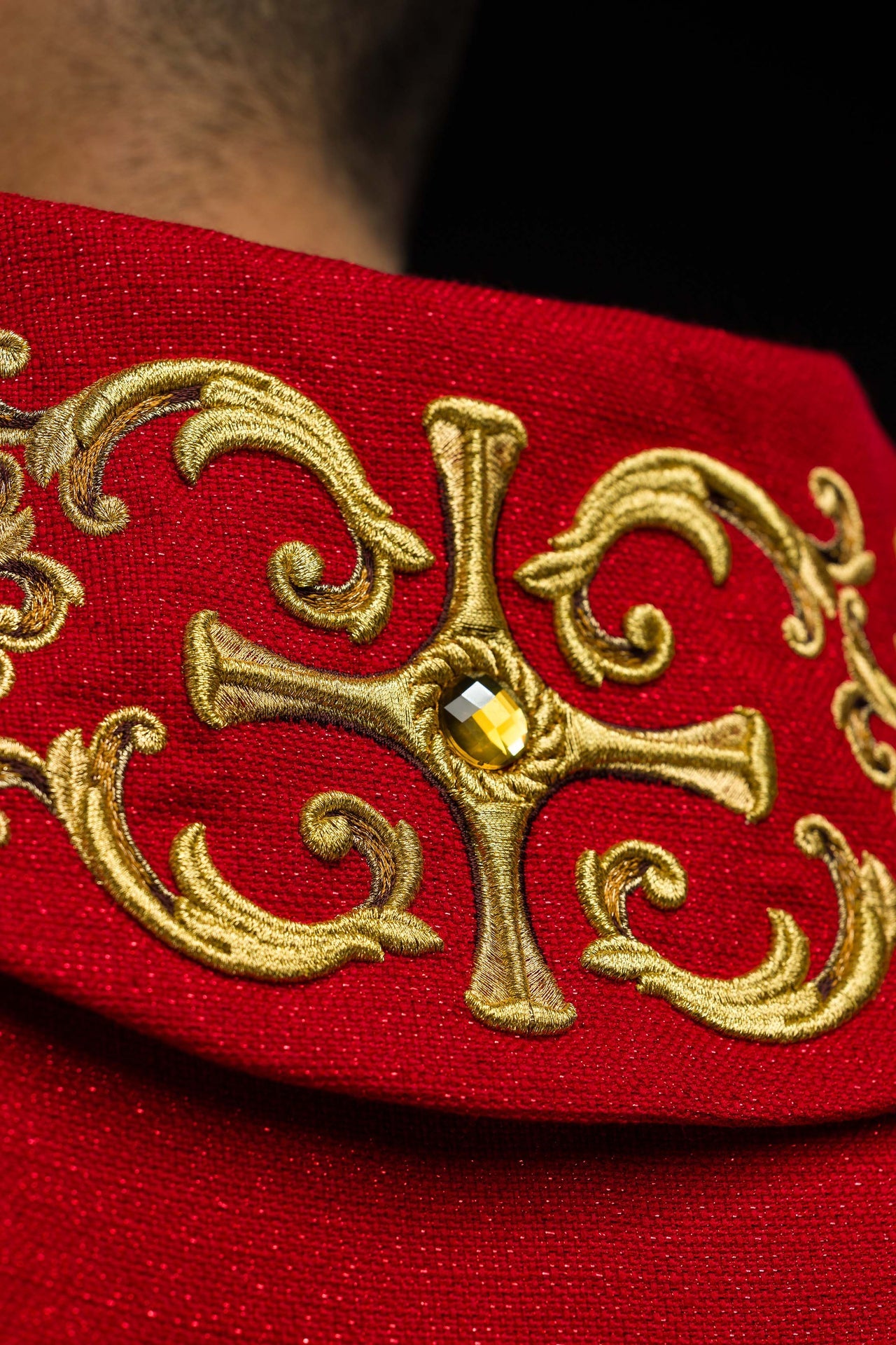 Chasuble rouge richement brodée de pierres