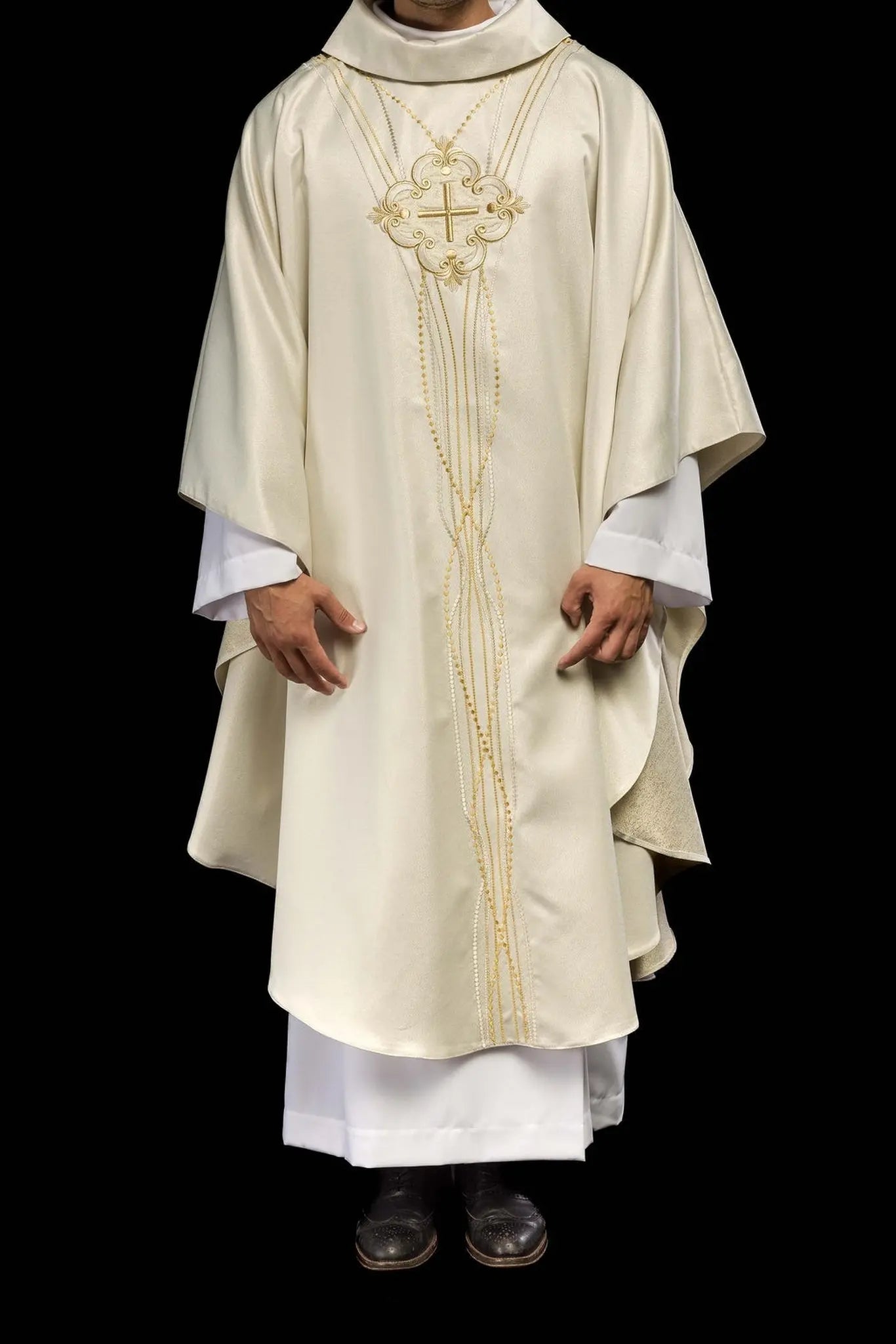 Chasuble en tissu brillant inspiré du chapelet en écru