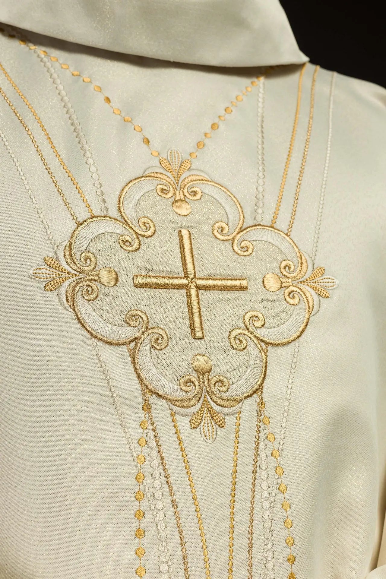 Chasuble en tissu brillant inspiré du chapelet en écru