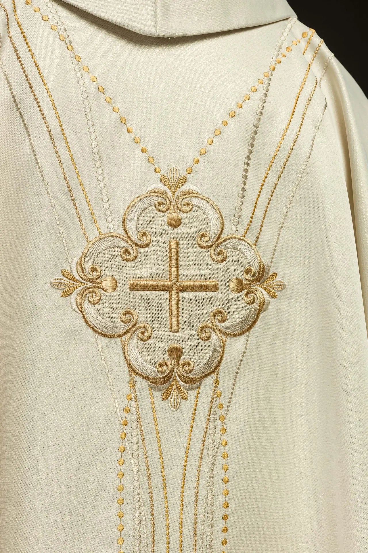 Chasuble en tissu brillant inspiré du chapelet en écru