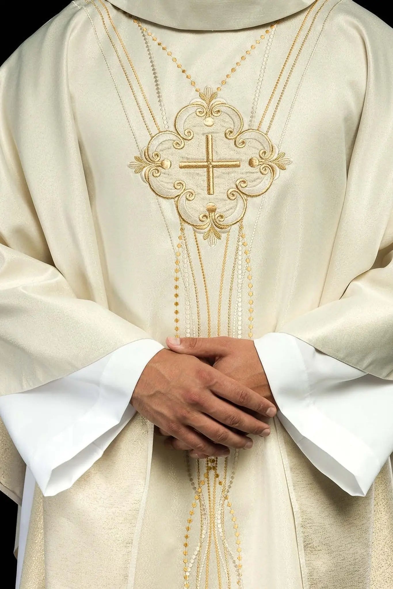 Chasuble en tissu brillant inspiré du chapelet en écru
