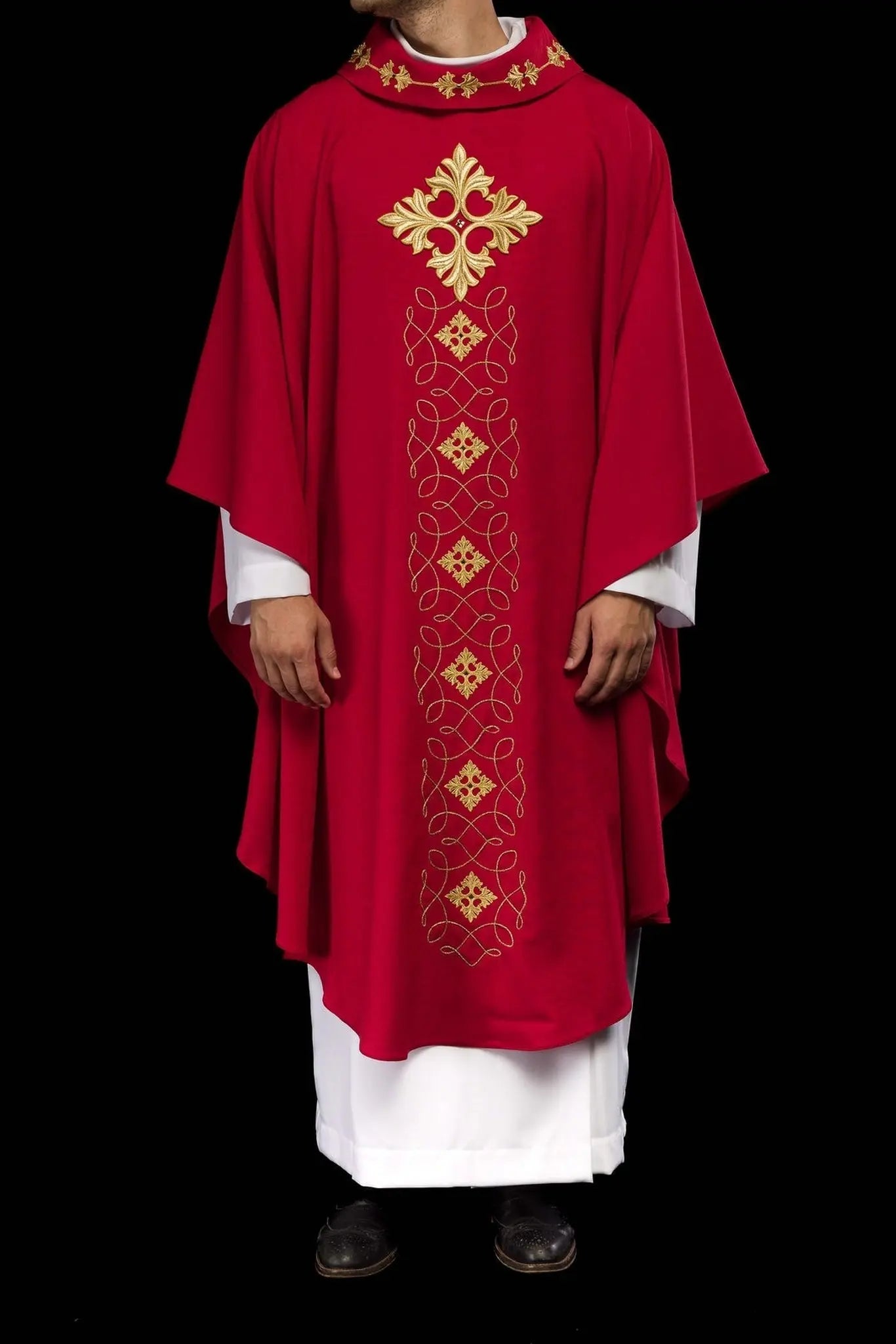 Chasuble rouge richement brodée avec corde et pierres